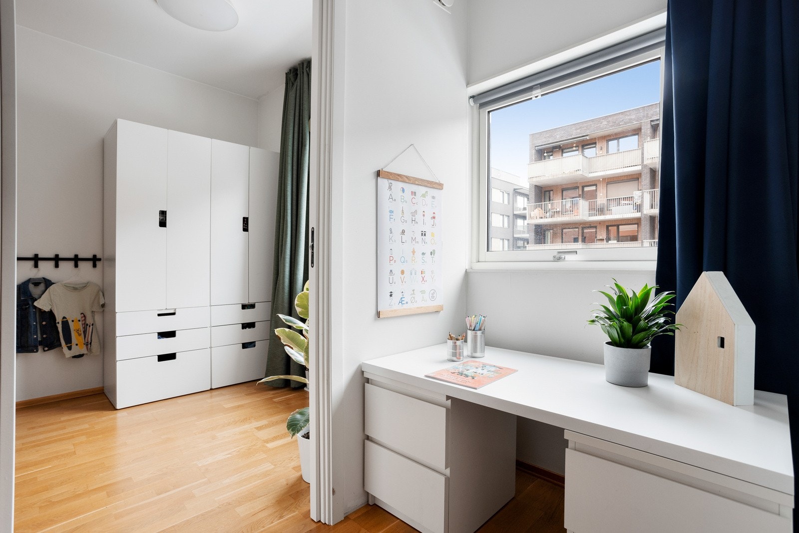 Flere møbleringsmuligheter for garderobeskap, skrivebord, liten sofa eller annet. Galleribilde