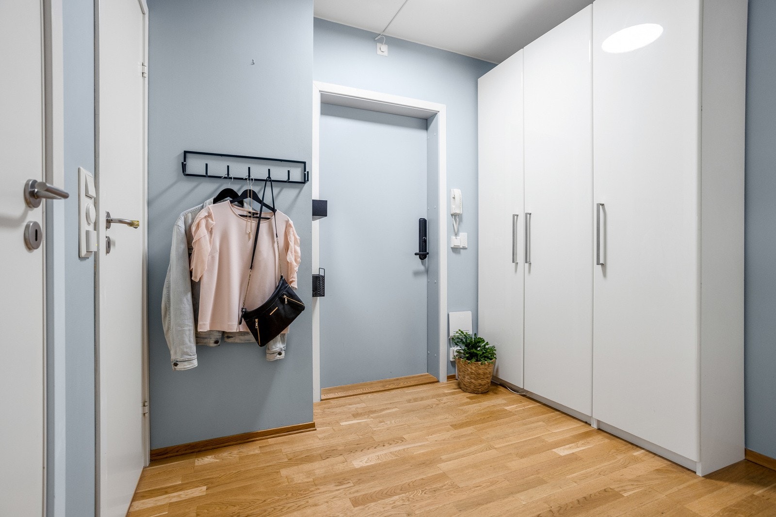 Hyggelig inngangsparti som gir et godt førsteinntrykk av boligen. Yttertøy kan pent henges i garderobeskap og omkledningsrom. Galleribilde