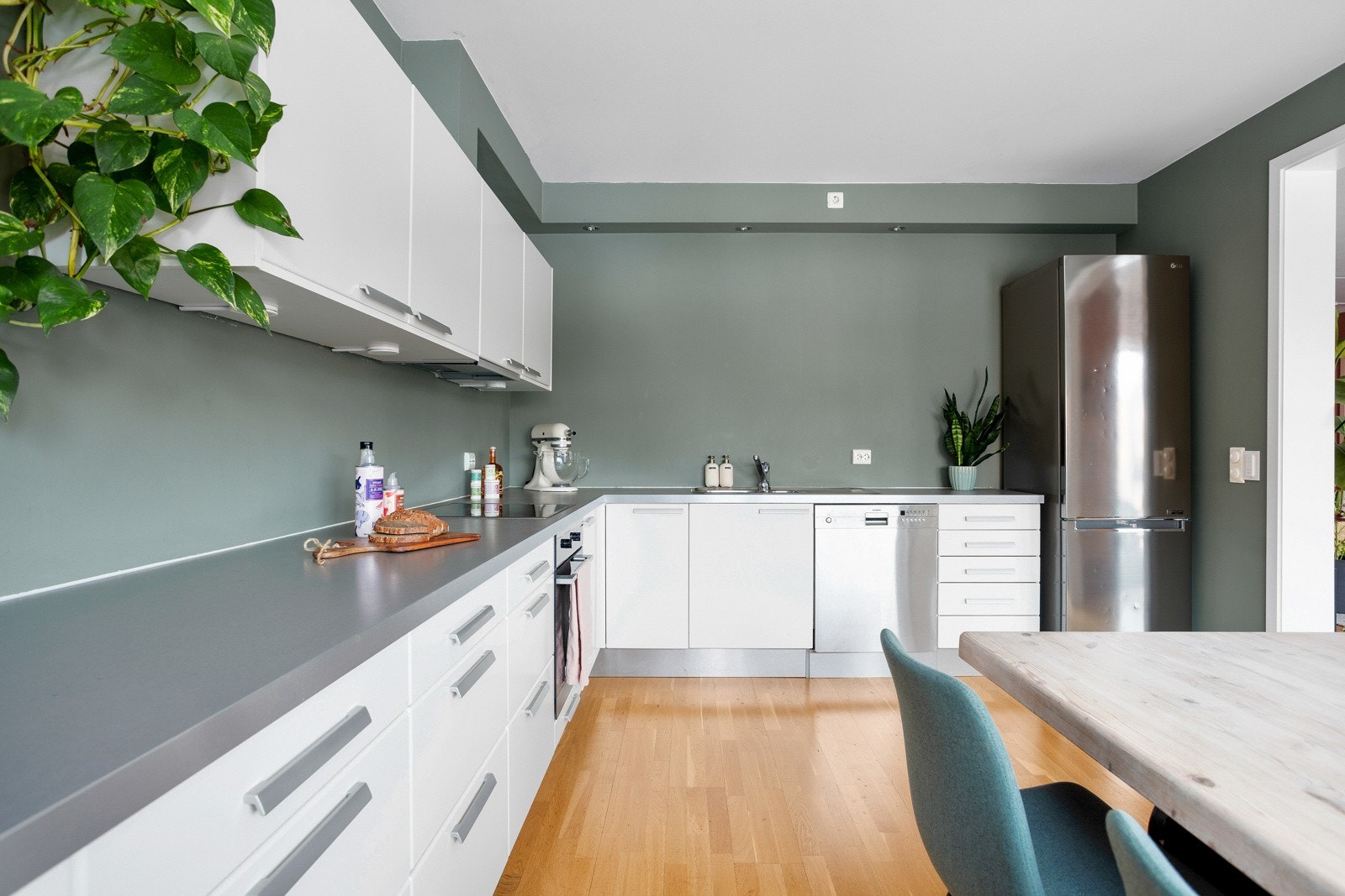 Kjøkkenet har integrerte hvitevarer som oppvaskmaskin med børstet stålfront og induksjonsplatetopp fra Siemens samt stekeovn fra Miele og avtrekksvifte fra Exhausto. Det er opplegg for frittstående kjøl/frys. Galleribilde