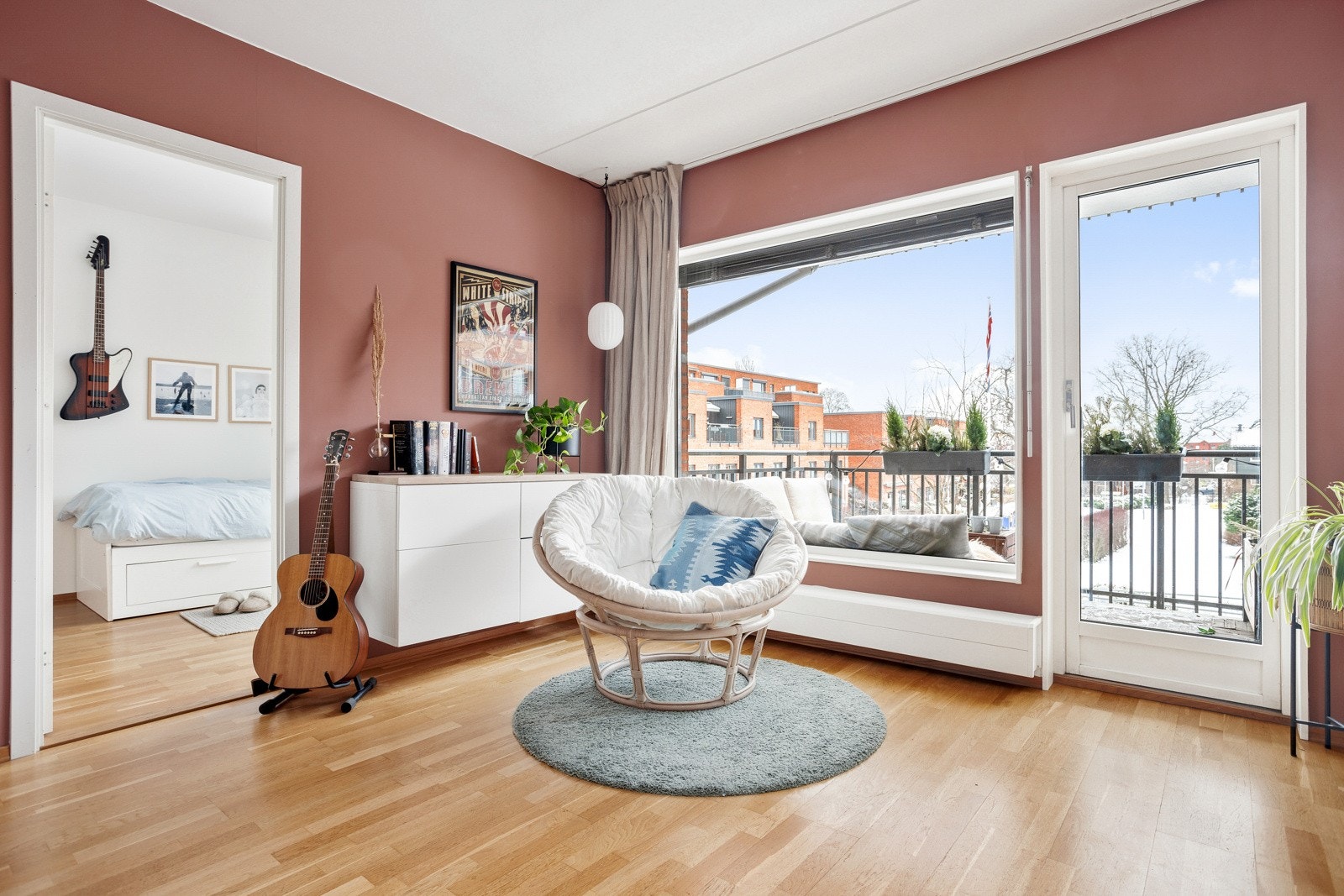 Leiligheten ligger fritt og rolig til, i bygget andre etasje med hyggelig utsyn over gårdsplassen. Galleribilde