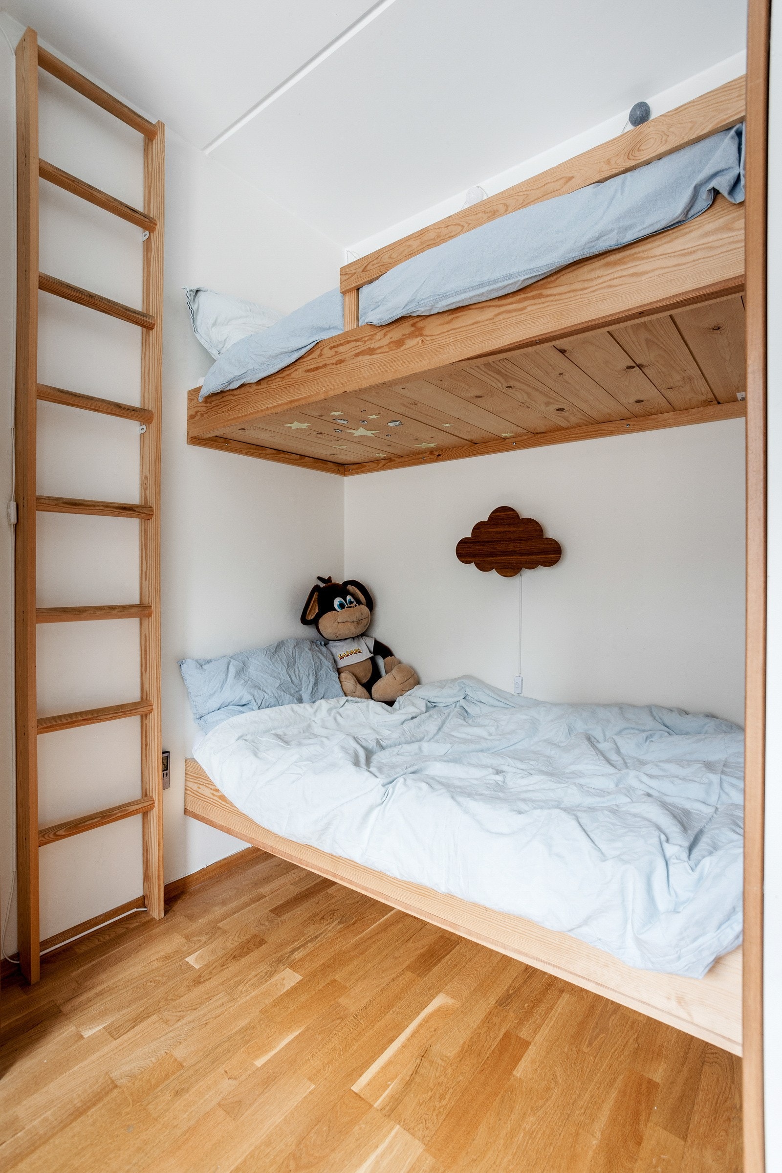 . To plassbygde hemssenger (80x200) på det innerste rommet, en plassbygd hemsseng på det ytterste. Galleribilde