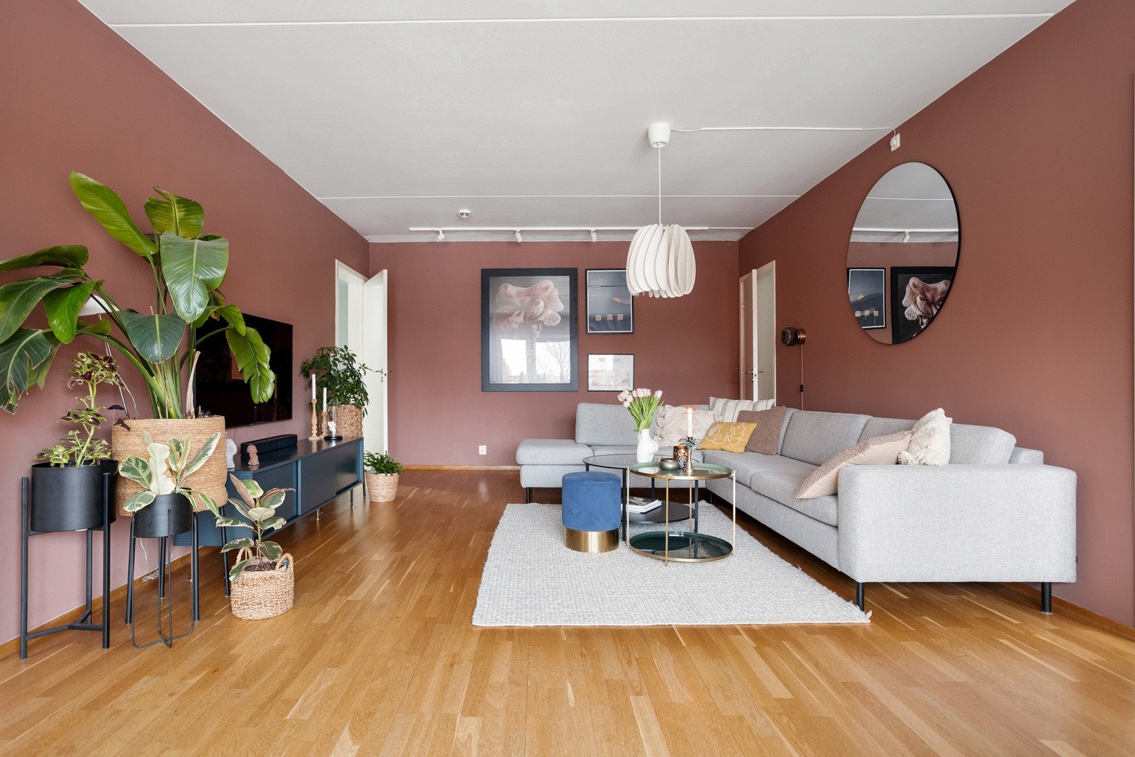 Lys og luftig stue med god plass til sofagruppe med naturlig avstand til tv-seksjon. Galleribilde