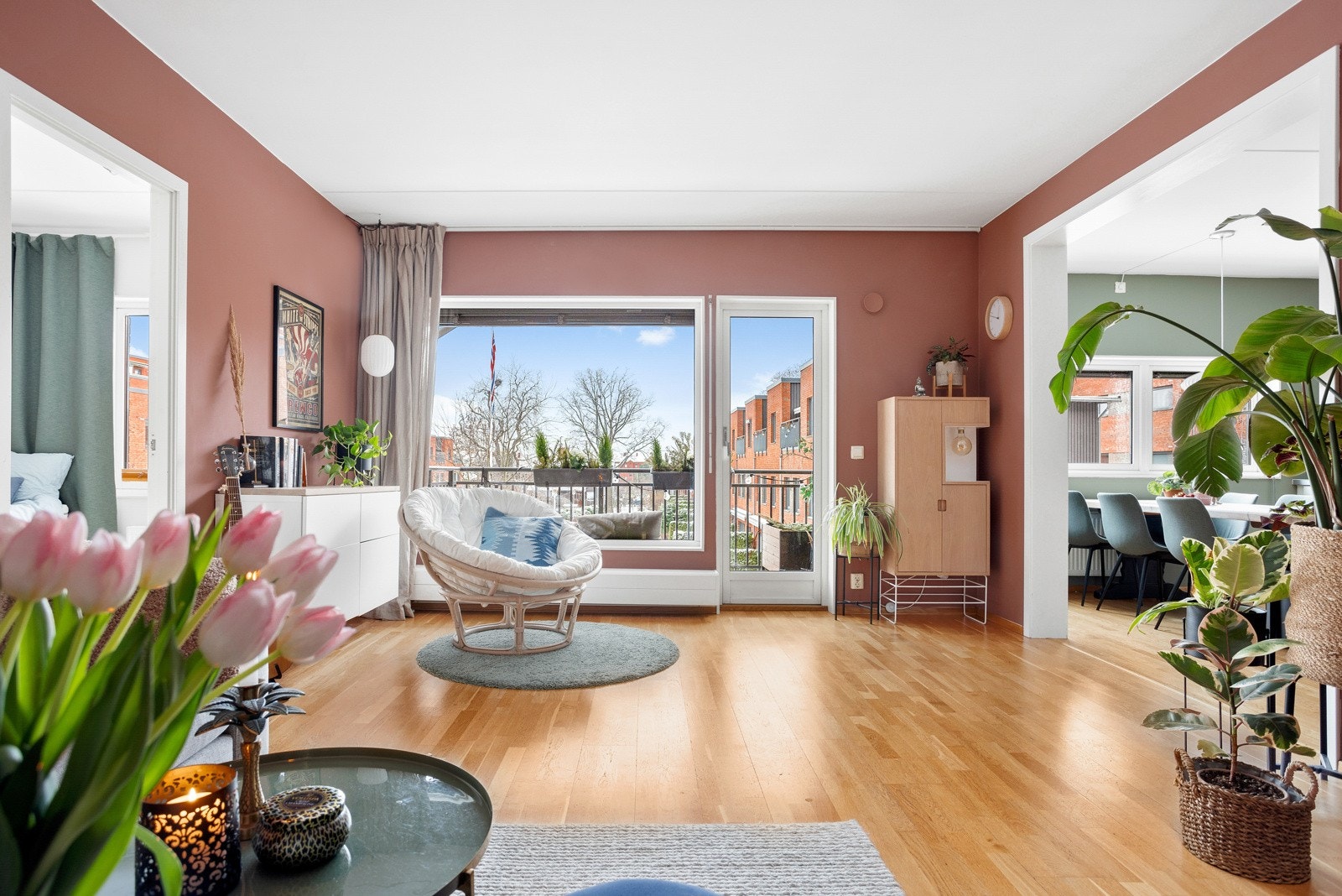 Dette er en lys og pen 5-roms selveierleilighet med en tilbaketrukket og attraktiv beliggenhet på Hasle Galleribilde