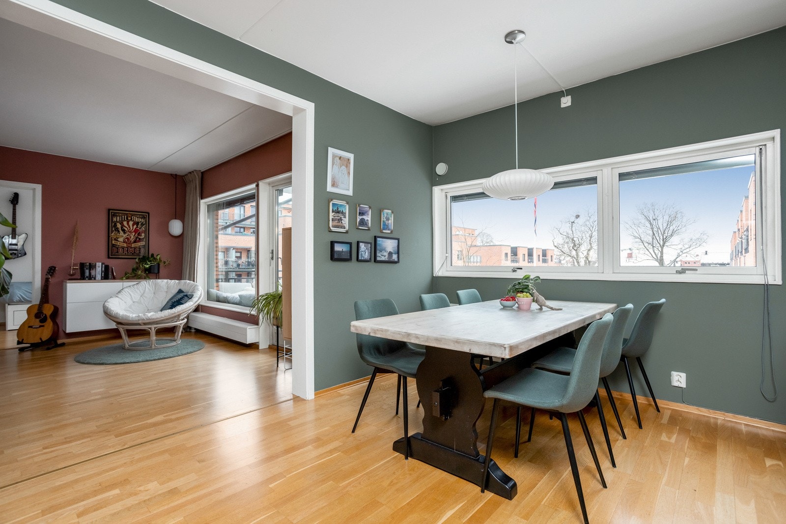 Kjøkkenet har god plass til spisebord foran vindu for flere kuverter. Galleribilde