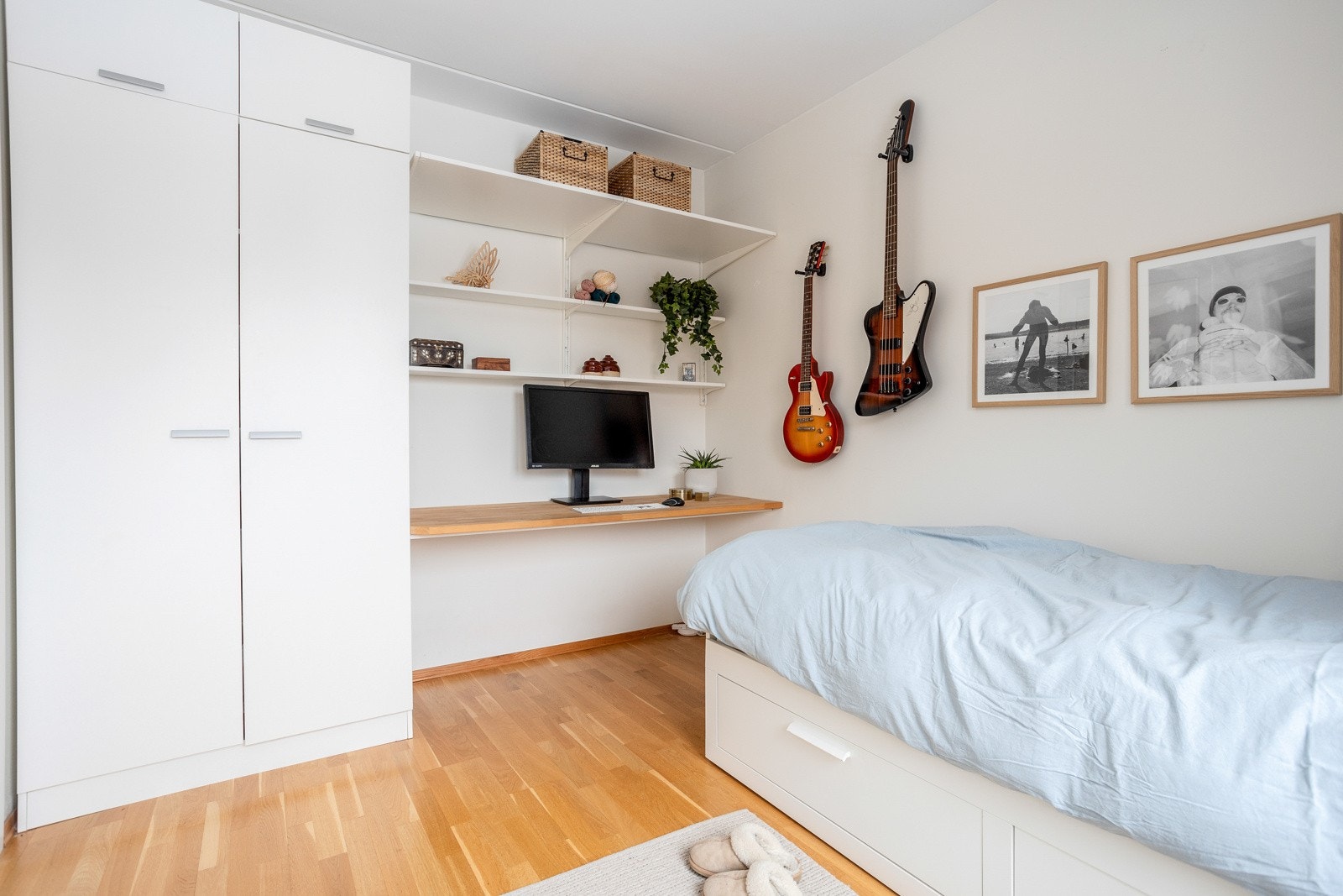 Plassbygget kontorløsning med hyller. Takmonterte gardinskinner. Noen naboer benytter dette rommet som tv-rom. Galleribilde