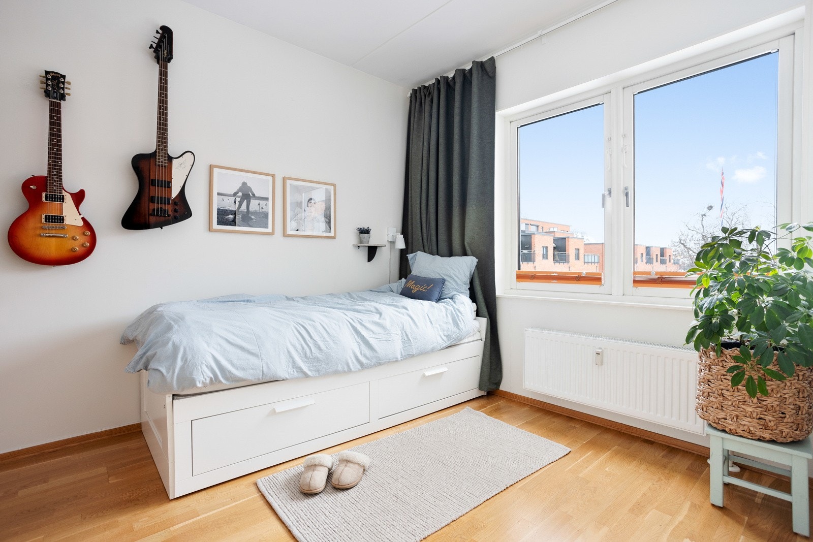 Soverom med god plass til dobbeltseng. Selger har i dag en gjesteseng med mulighet for å dra ut til dobbeltseng Galleribilde