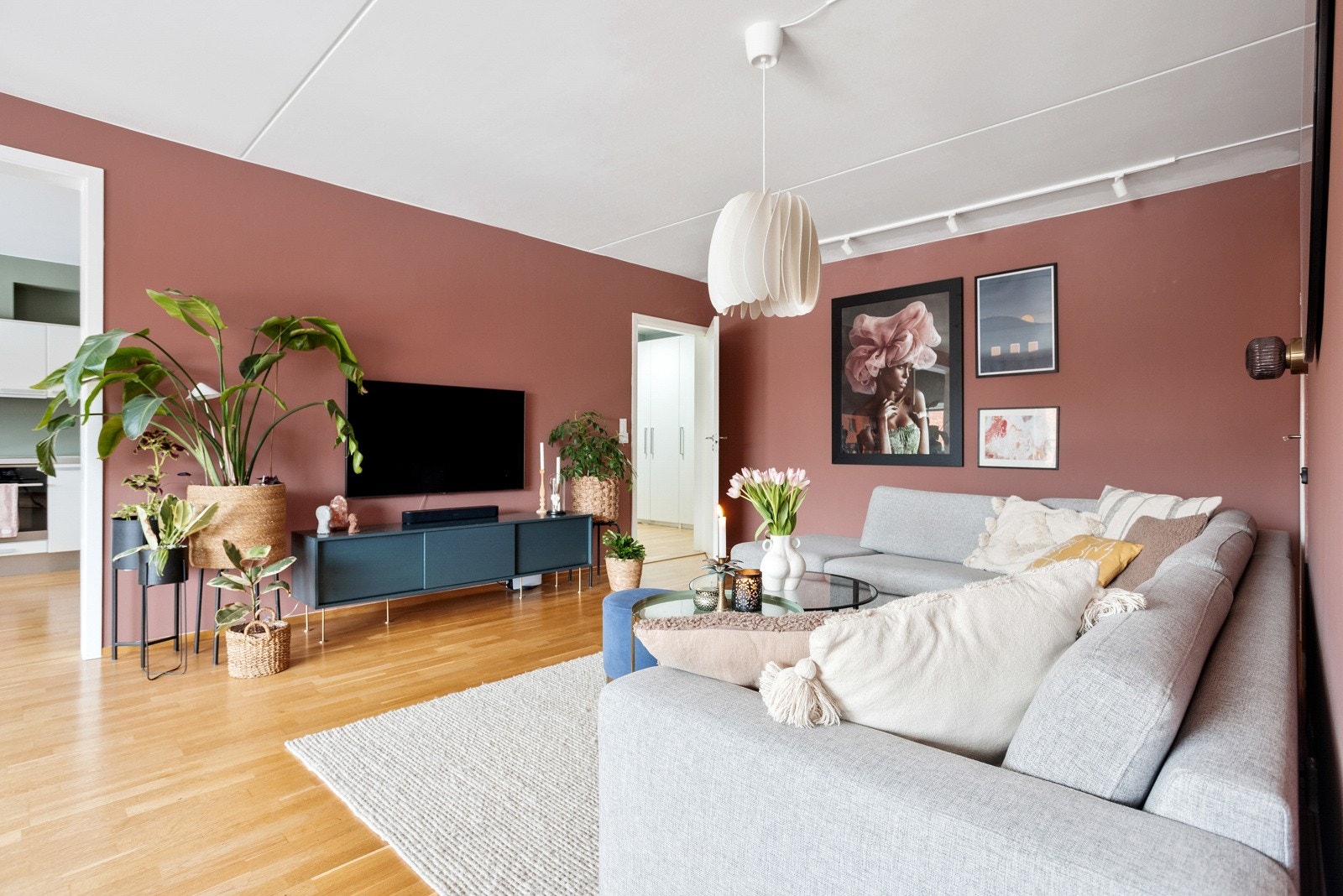 Stuens størrelse gjør rommet enkelt å møblere og har flere møbleringsmuligheter. Galleribilde