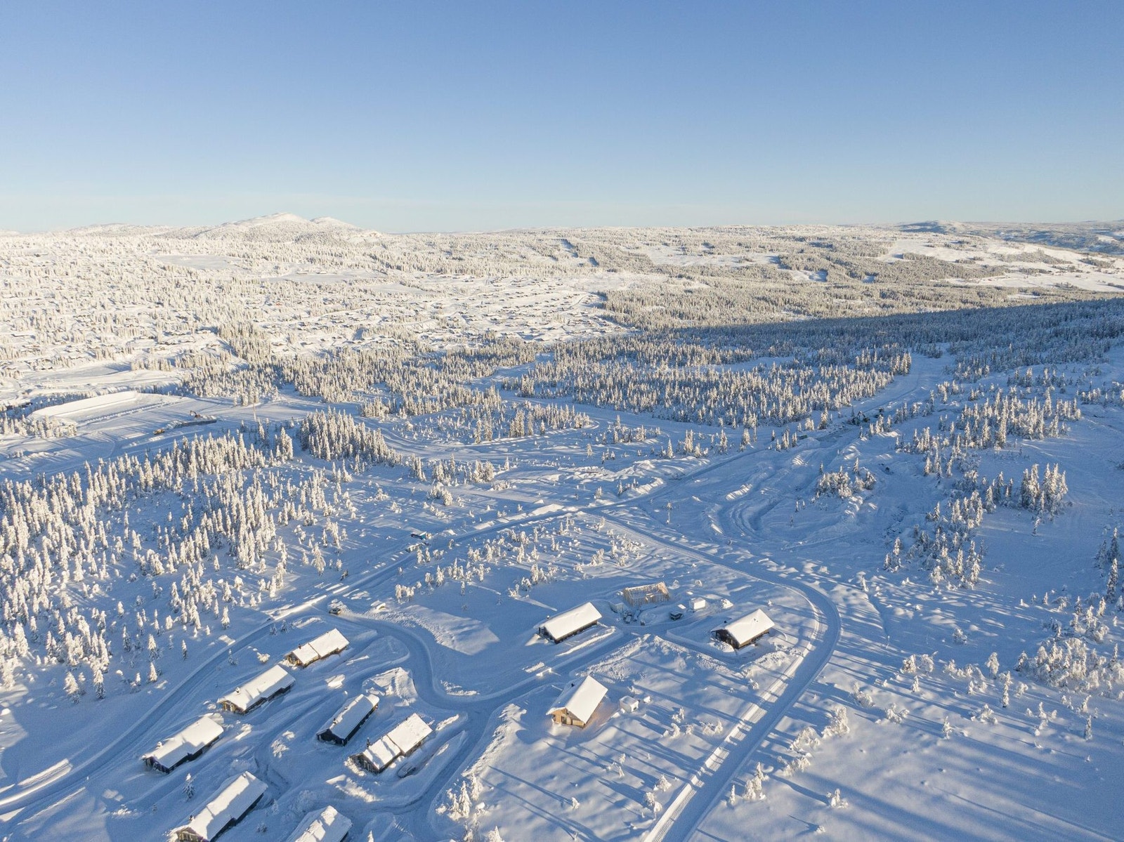 Dronefoto over området mot øst Galleribilde