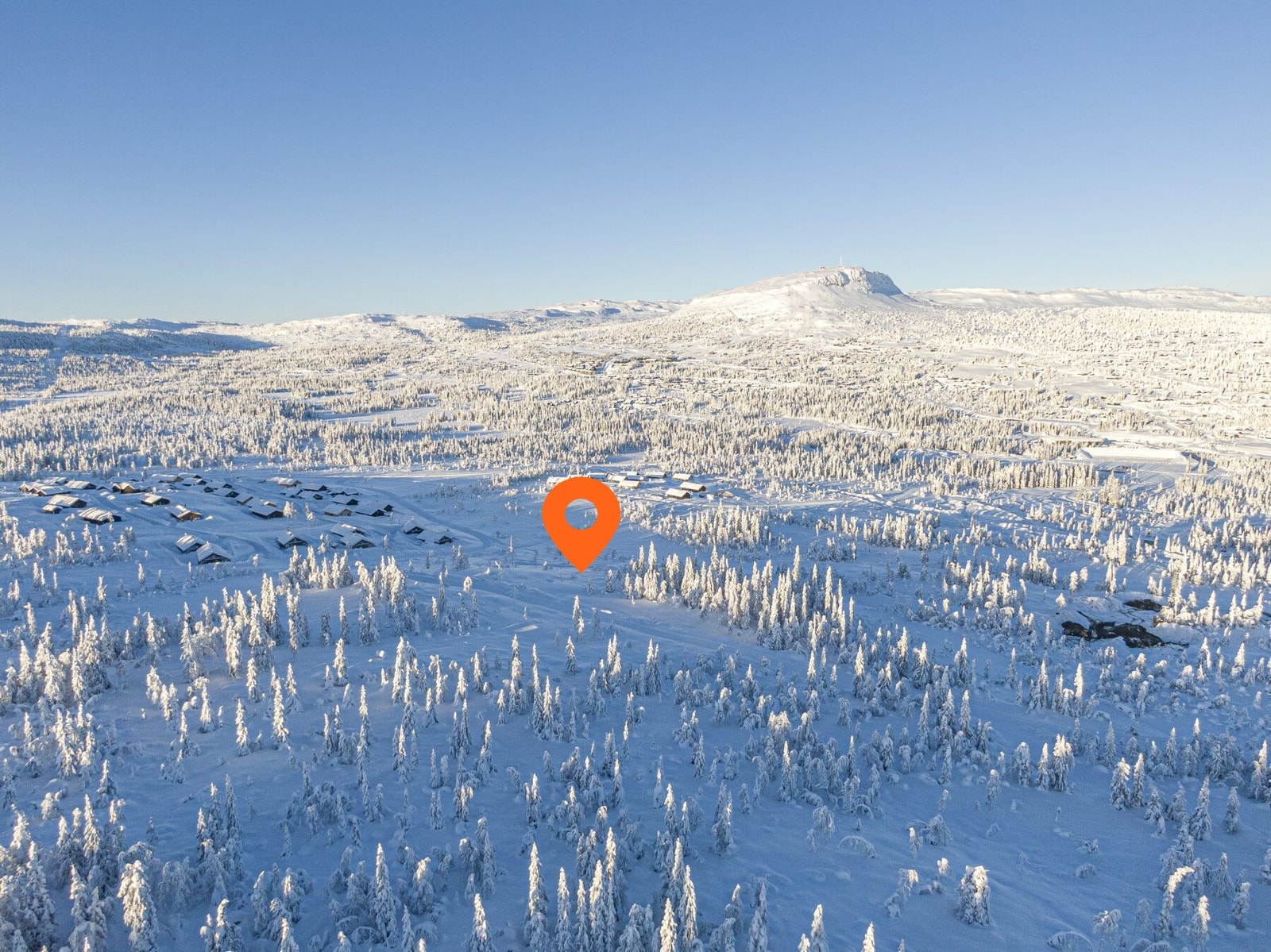 Dronefoto over Kjoslia mot nord og Skeikampen . Markering ca midt i nytt tomtefelt Galleribilde