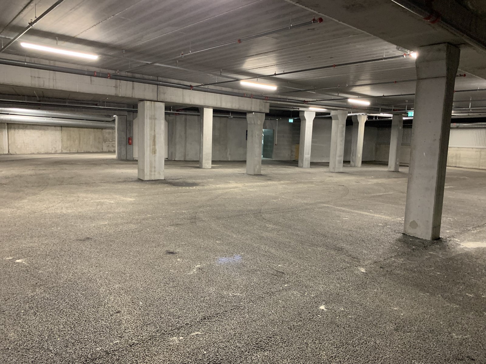 Bygget har garasjeanlegg under med mulighet for å leie parkering. Galleribilde