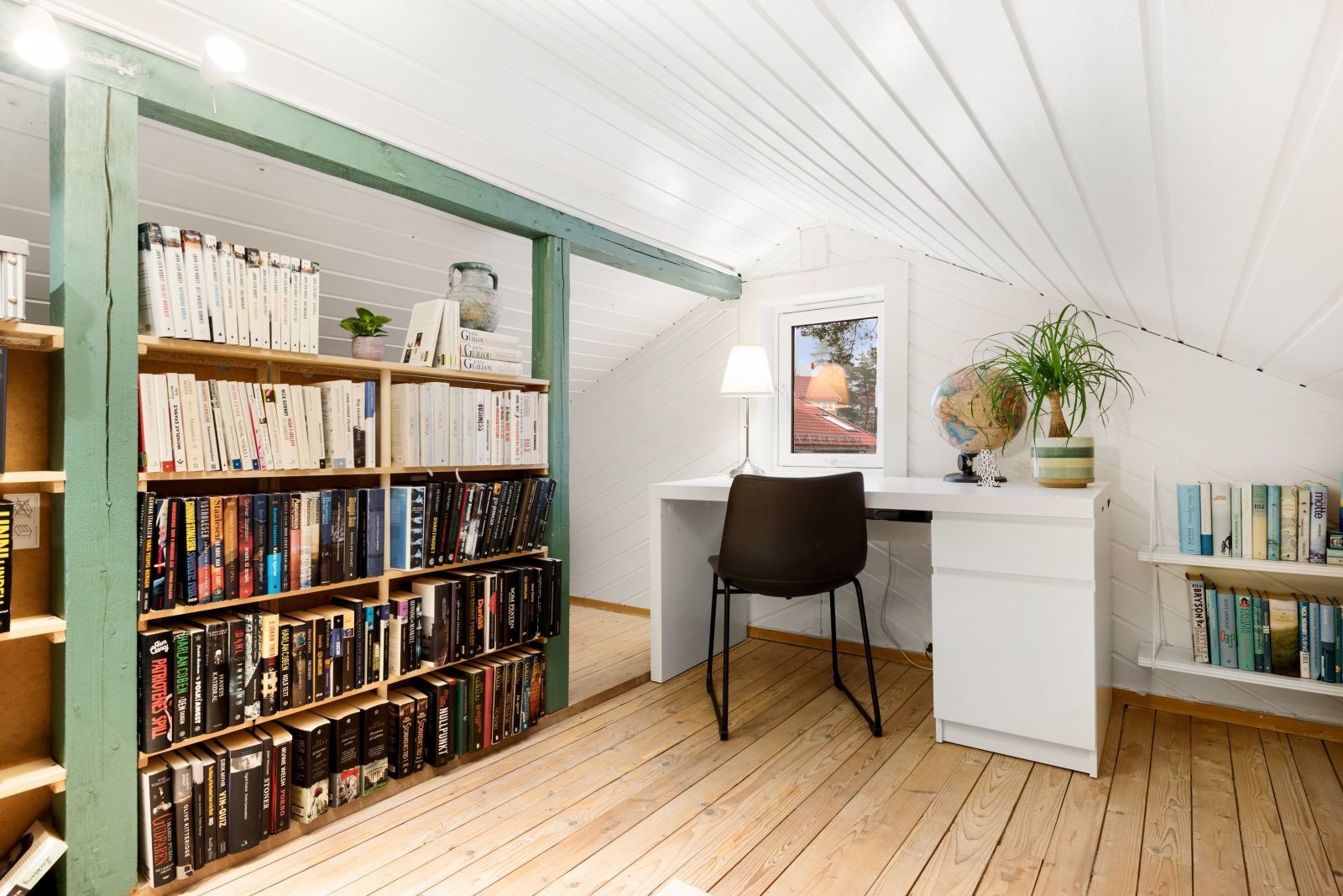 Det gjøres oppmerksom på at loftsarealet ikke er godkjent som rom for varig opphold iflg. kravene i tekniske forskrifter. Dette gjelder krav bla krav til takhøyde og rømningsvei. Galleribilde