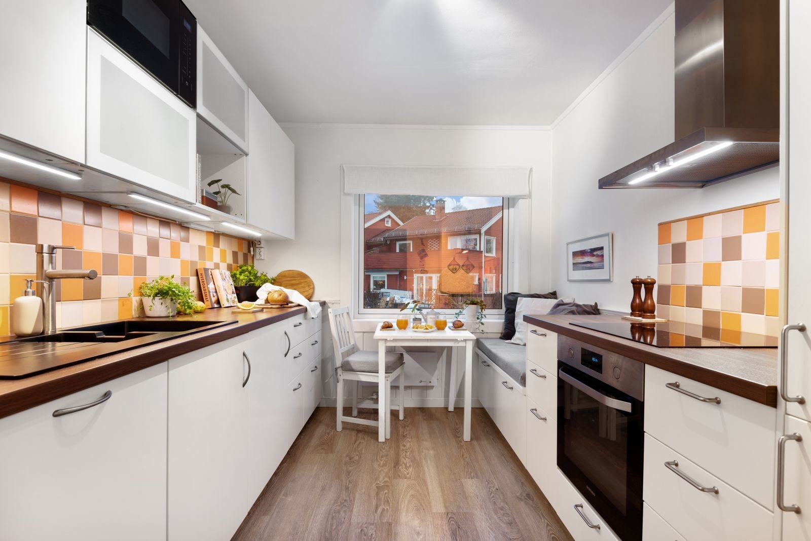 Den stilrene kjøkkeninnredningen fra IKEA er både innholdsrik og veldisponert. Kjøkkeninnredningen ble oppført ny i 2016, senere oppgradert med tilleggsdel i 2019. Galleribilde