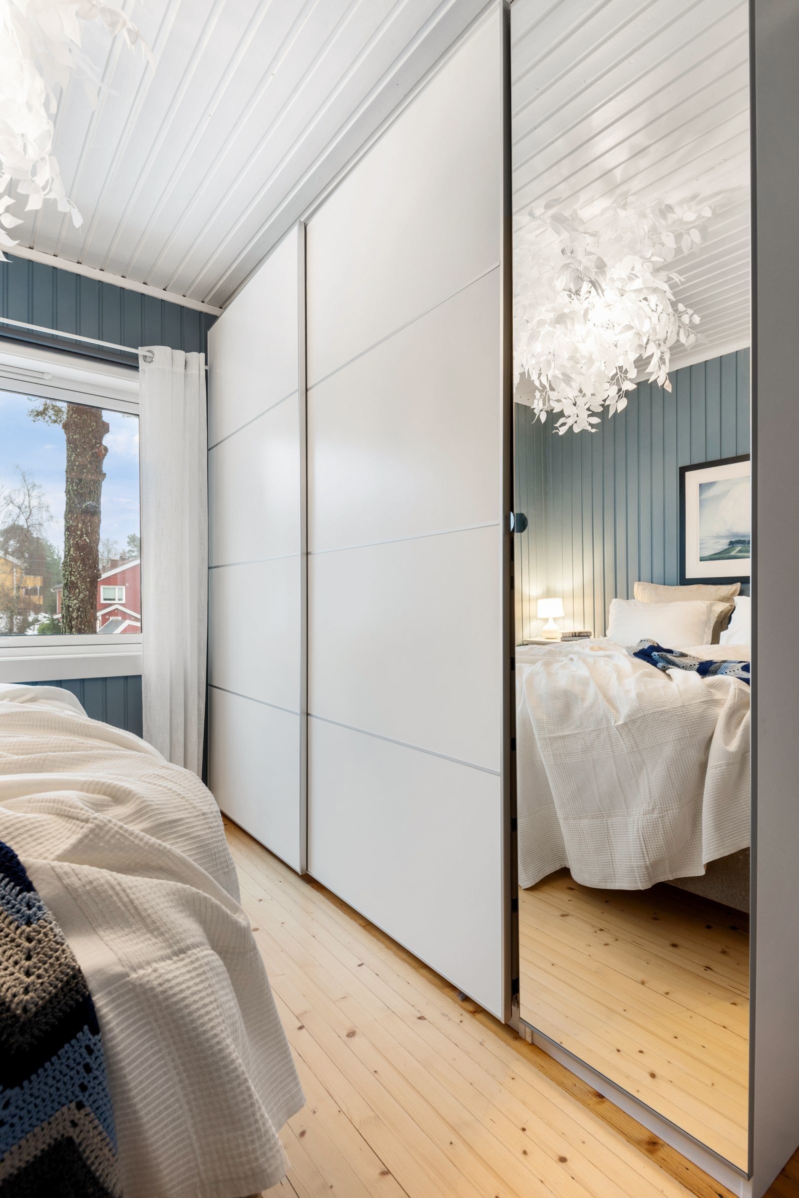 Behovet for ytterligere lagringsplass blir tilfredsstilt i den store skyvedørsgarderoben som er etablert langs hele kortveggen. Galleribilde