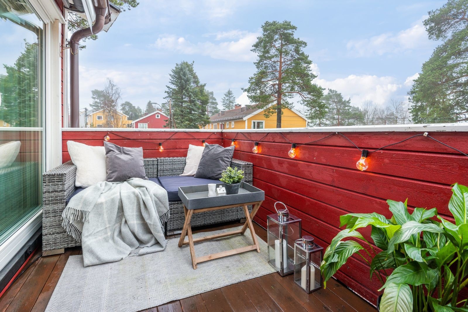 Det er god plass til en loungegruppe, uteplanter og grill. Galleribilde