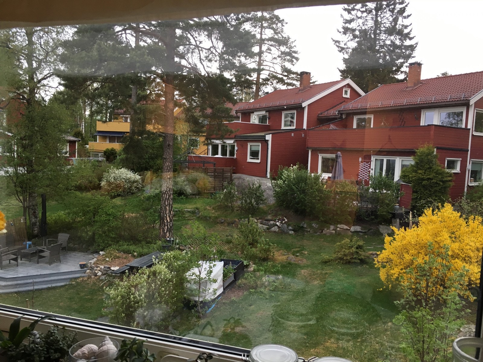 Selgers egne stemningsbilder. Idyllisk og flott utsikt til de pent opparbeidede og beplantede fellesrealene. Galleribilde