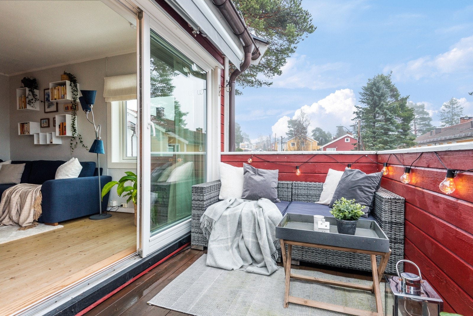 På den store terrassen kan varme sommerkvelder nytes til fulle. Den elektriske markisen er deilig når man har behov for litt skygge etter mange timer i solen. Galleribilde