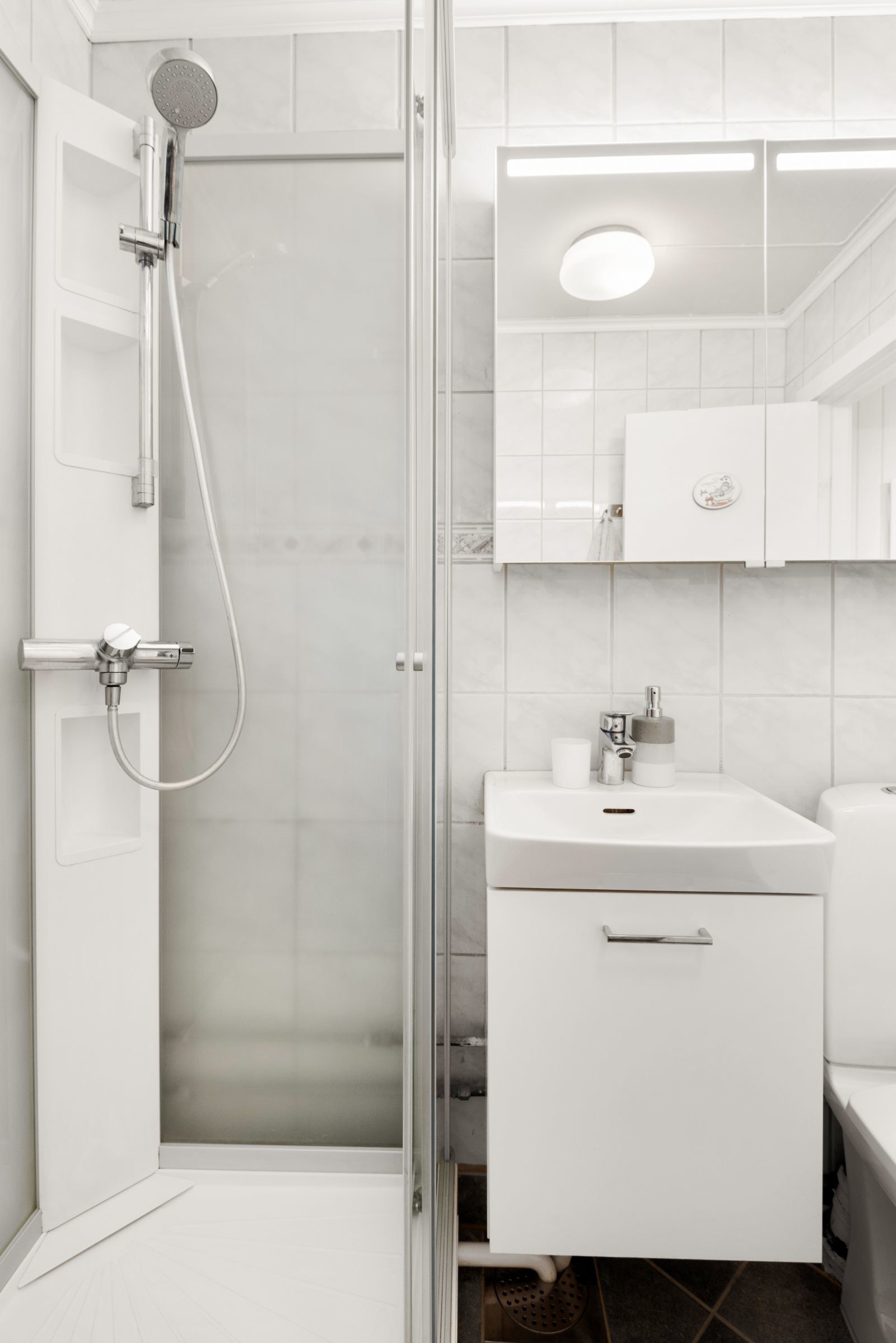 Man kan montere opplegg for vaskemaskin på badet, men for selger har det fungert utmerket å heller plassere sin vaskemaskin i det felles vaskerommet. Galleribilde