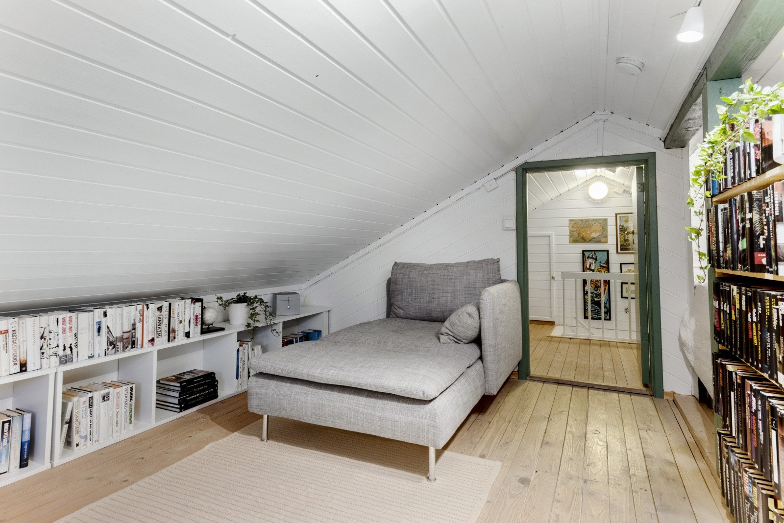 Selger har hatt stor nytte av dette loftsarealet og bl.a benyttet det til hjemmekontor og leseplass. Galleribilde