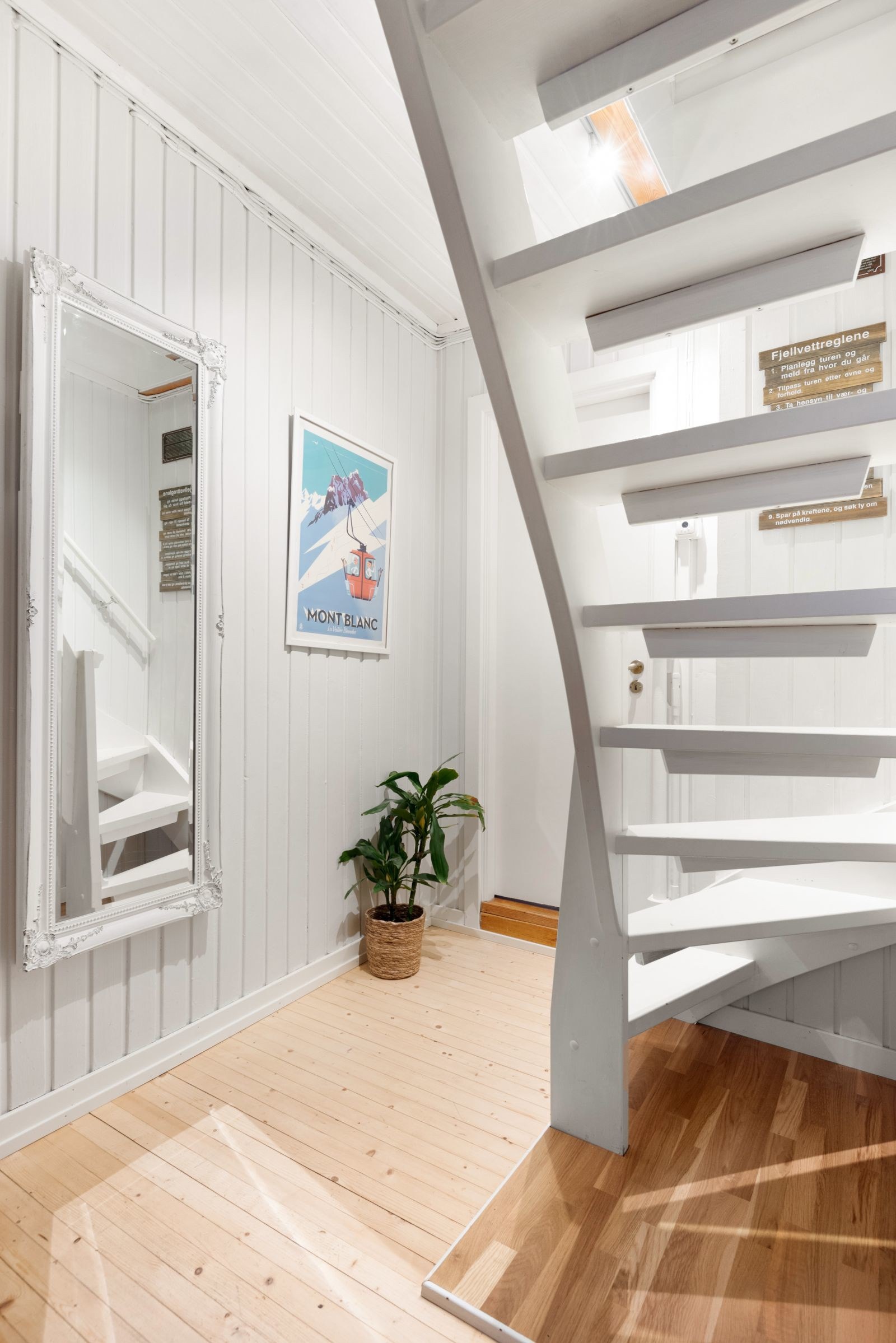 Fra gangarealet leder en liten trapp deg opp til loftsarealet. Galleribilde
