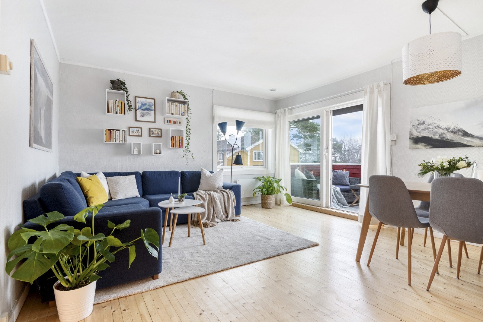 I dette stuerommet er det lett å føle seg hjemme. Rikelig med naturlig lys flommer inn gjennom den store glass-skyvedøren og vinduet på endeveggen. Galleribilde