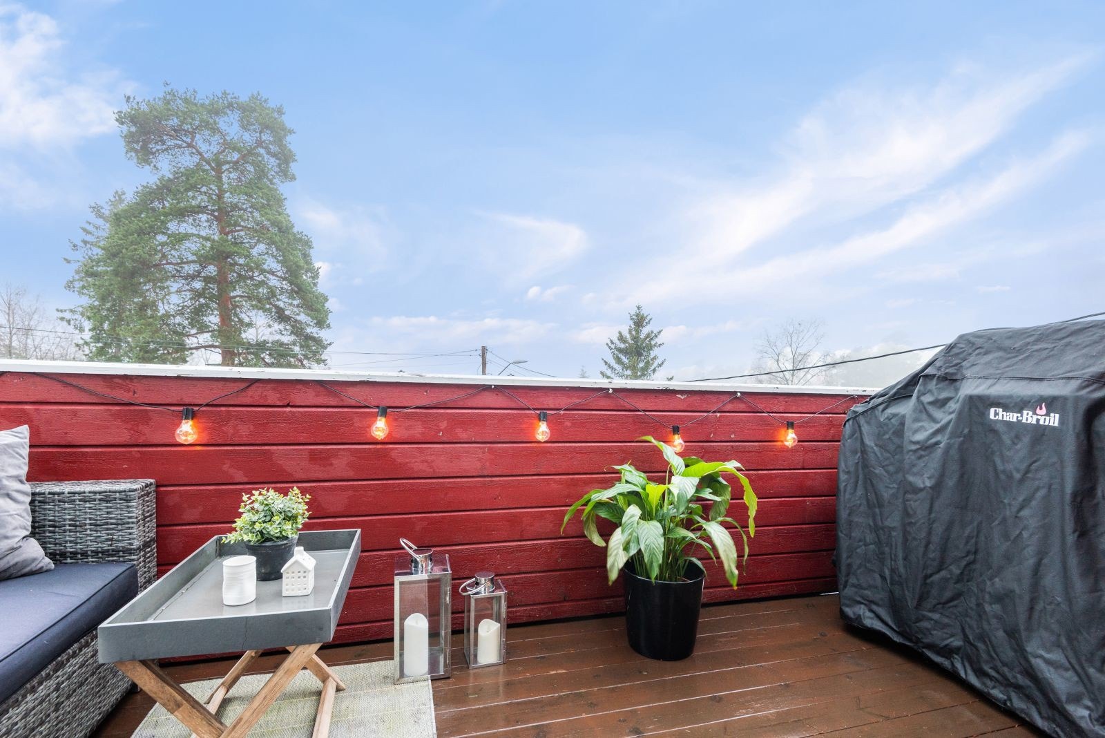 Solen kommer ca.kl. 11-12 og går ned over hustakene ca kl. 21 på sommerstid. Galleribilde