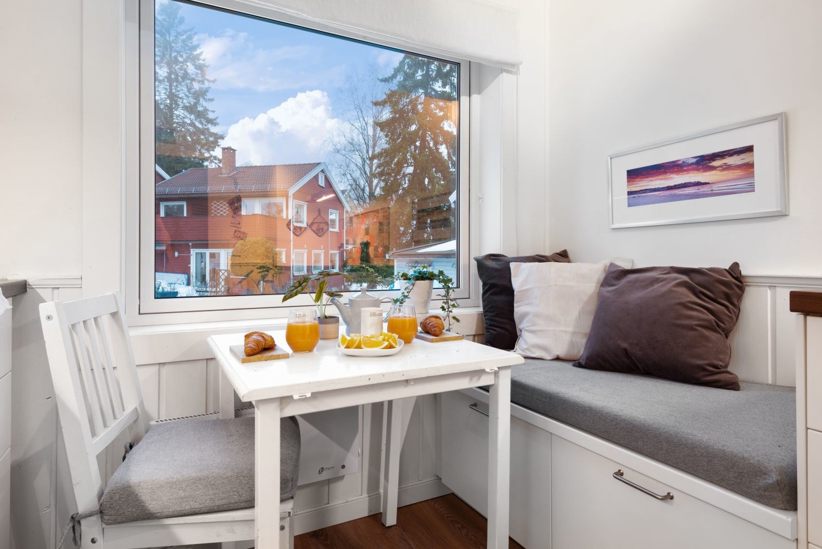 Hyggelig spiseplass med sittebenk ved vinduet. Galleribilde
