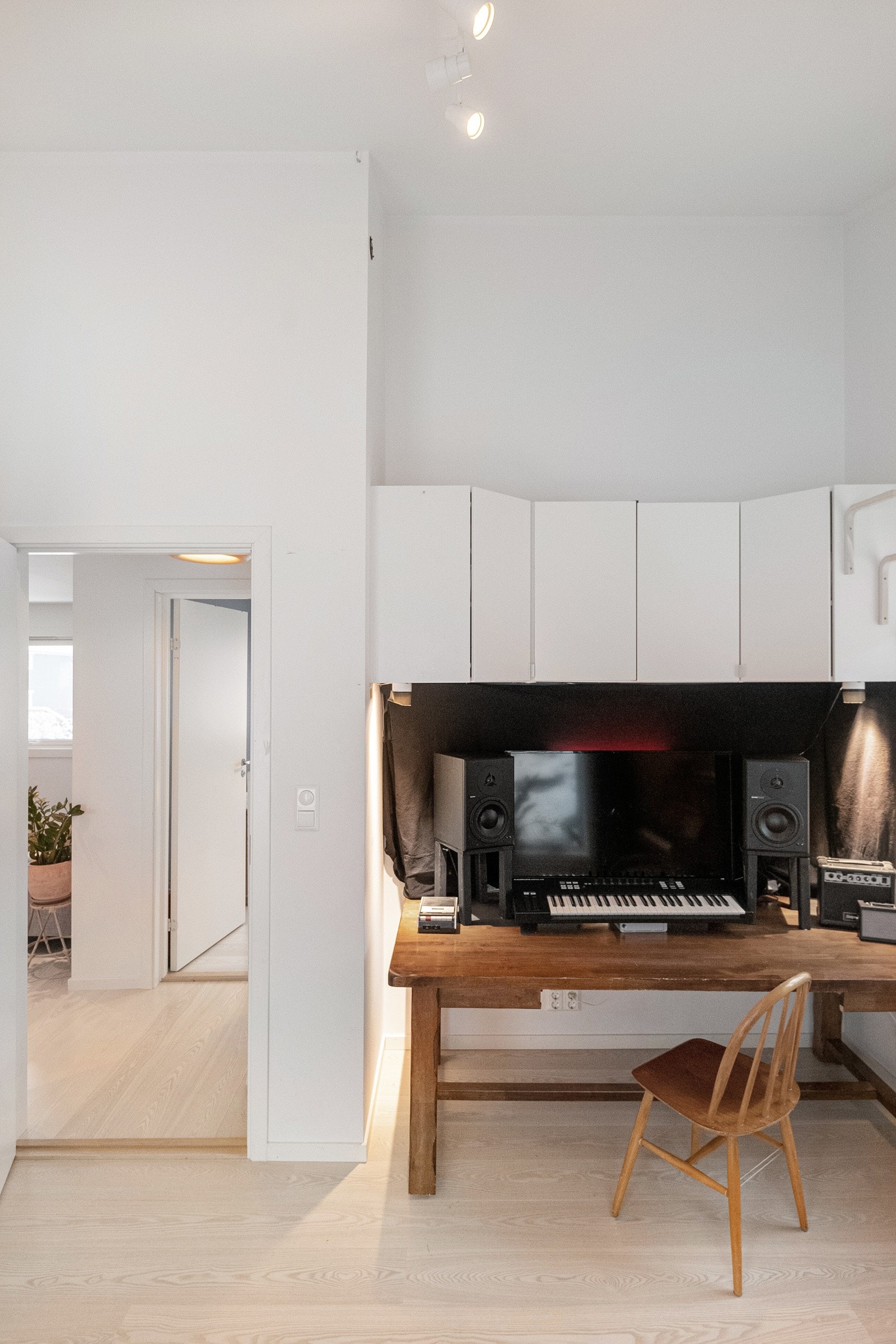 Soverommet brukes i dag som musikk og gjesterom. Alle dører i huset har såkalt lyddempelist. Veggen bak skapene kan taes ned om man ønsker å gjøre disse to soverommene til ett stort rom Galleribilde