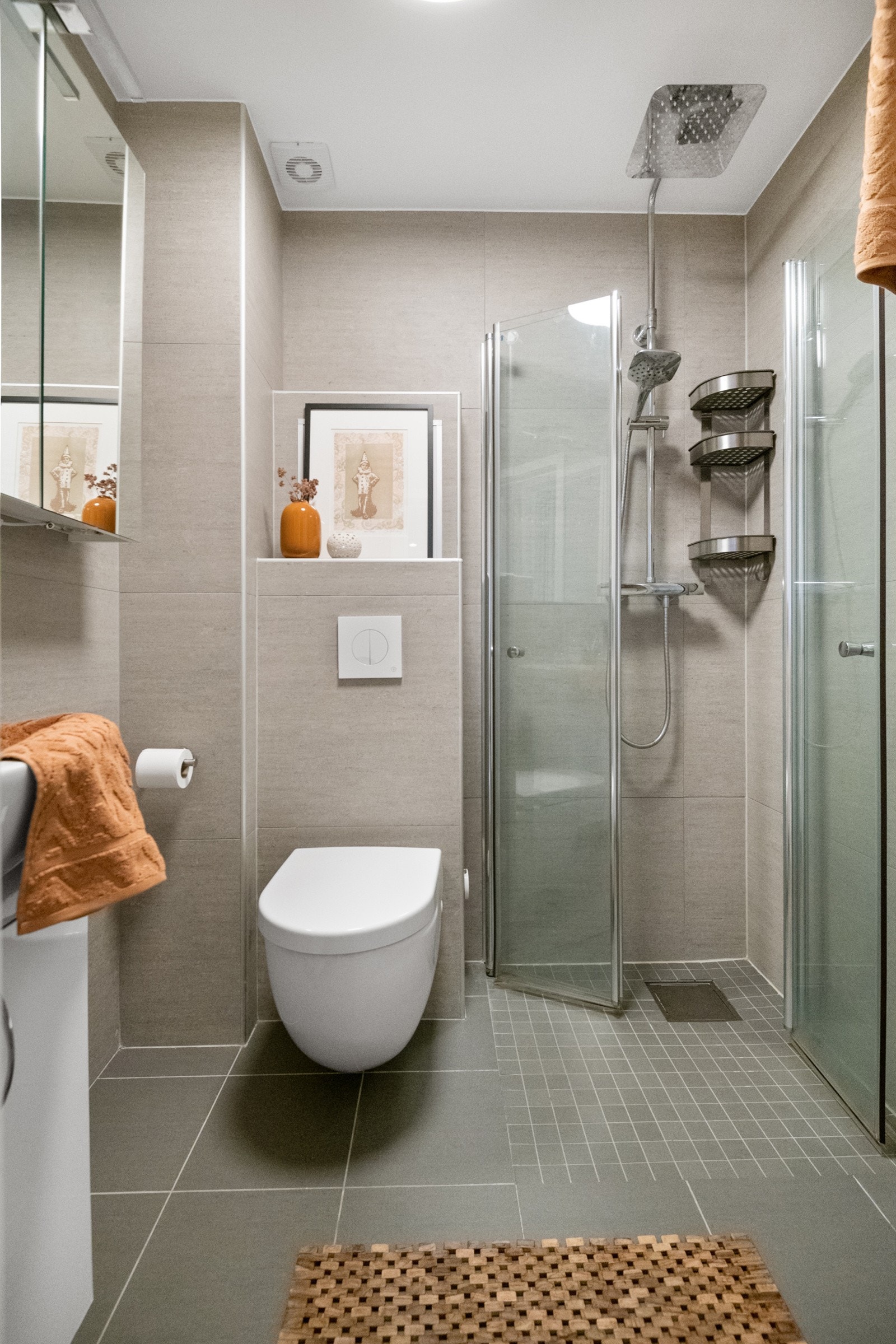 Badet fra 2020 i 2. etasje er utstyrt med servant med ettgreps kran og underskap, speilskap, vegghengt toalett og dusj med innfellbare glassdører Galleribilde