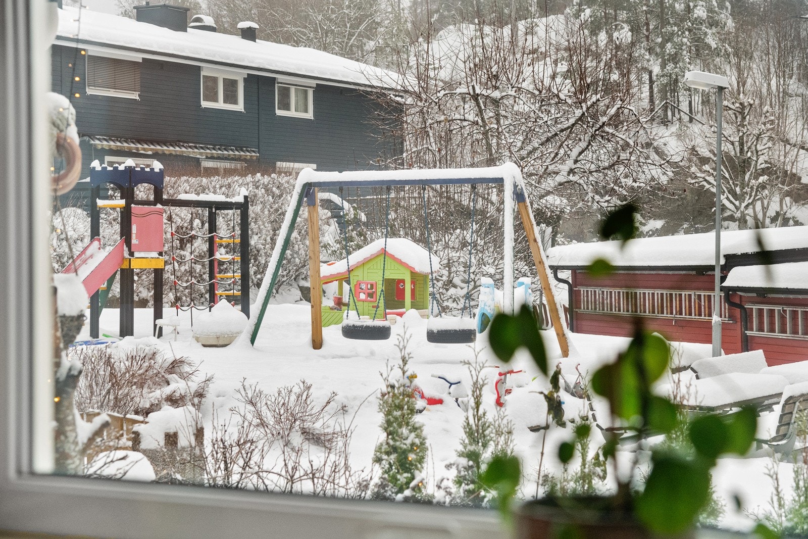 Sloreåsen er en oase for barnefamilier med flere lekeplasser med yrende liv Galleribilde