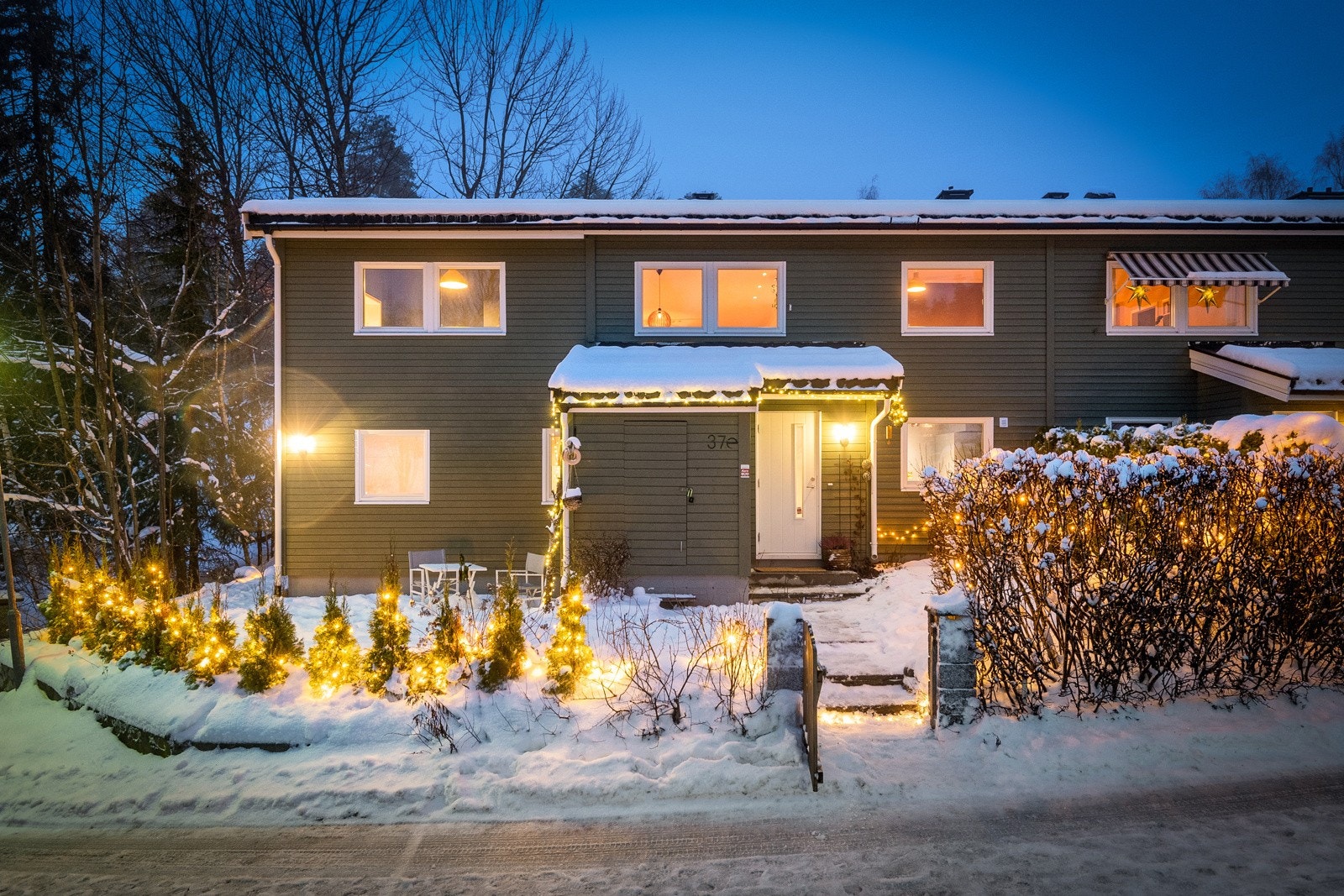 Huset ligger ca 50 meter fra populære Sloreåsen Slalombakke. Uteboden foran huset kan brukes som ski- og smørebod om vinteren. Du kan ta på skiene ved huset og gå rett ned til bakken, så nærmere ski-in ski-out er det vanskelig å komme! Galleribilde