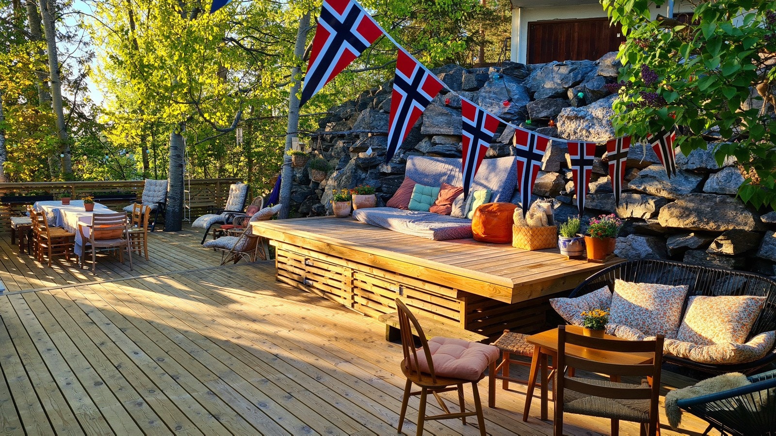 Plattingen har fantastiske solforhold om sommeren. Her kan du ligge i hengekøya og nyte livet med både morgensol og kveldssol. Opphøyd sone på plattingen har fungert som lounge og scene, og det er strømpunkter for lading og uteromsbelysning Galleribilde