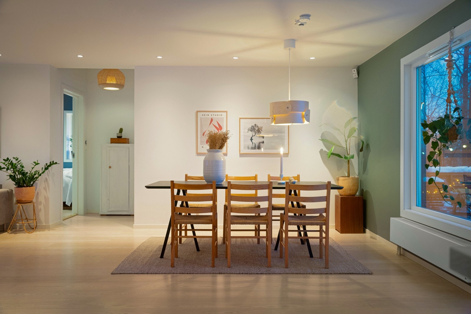 Det er god plass til spisebord med mange gjester. Spisestuen er familiens samlingspunkt Galleribilde