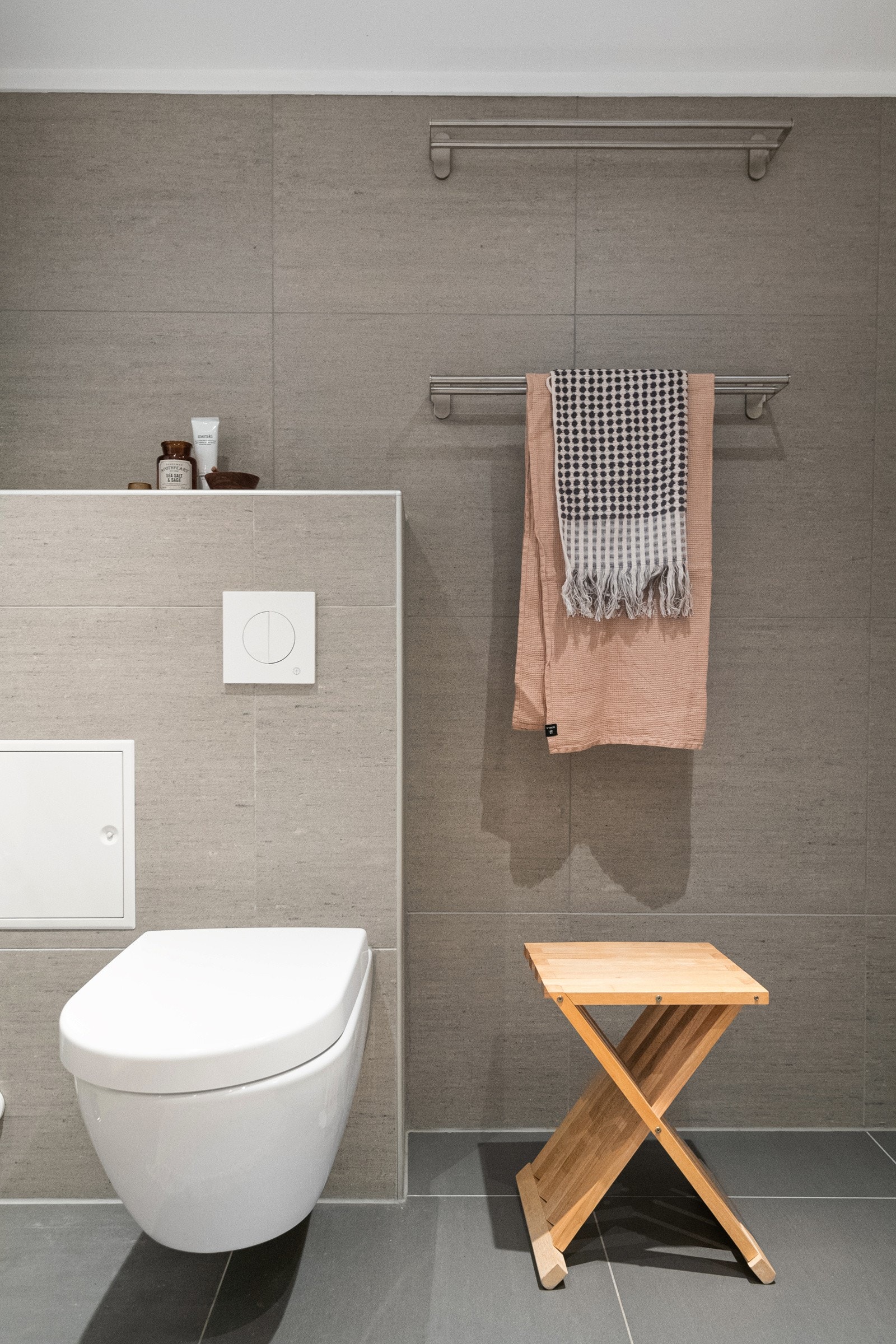 Badet er ombygget med gode løsninger, dimmbare downlights, varmekabler, samt gode tørkemuligheter for håndklær Galleribilde