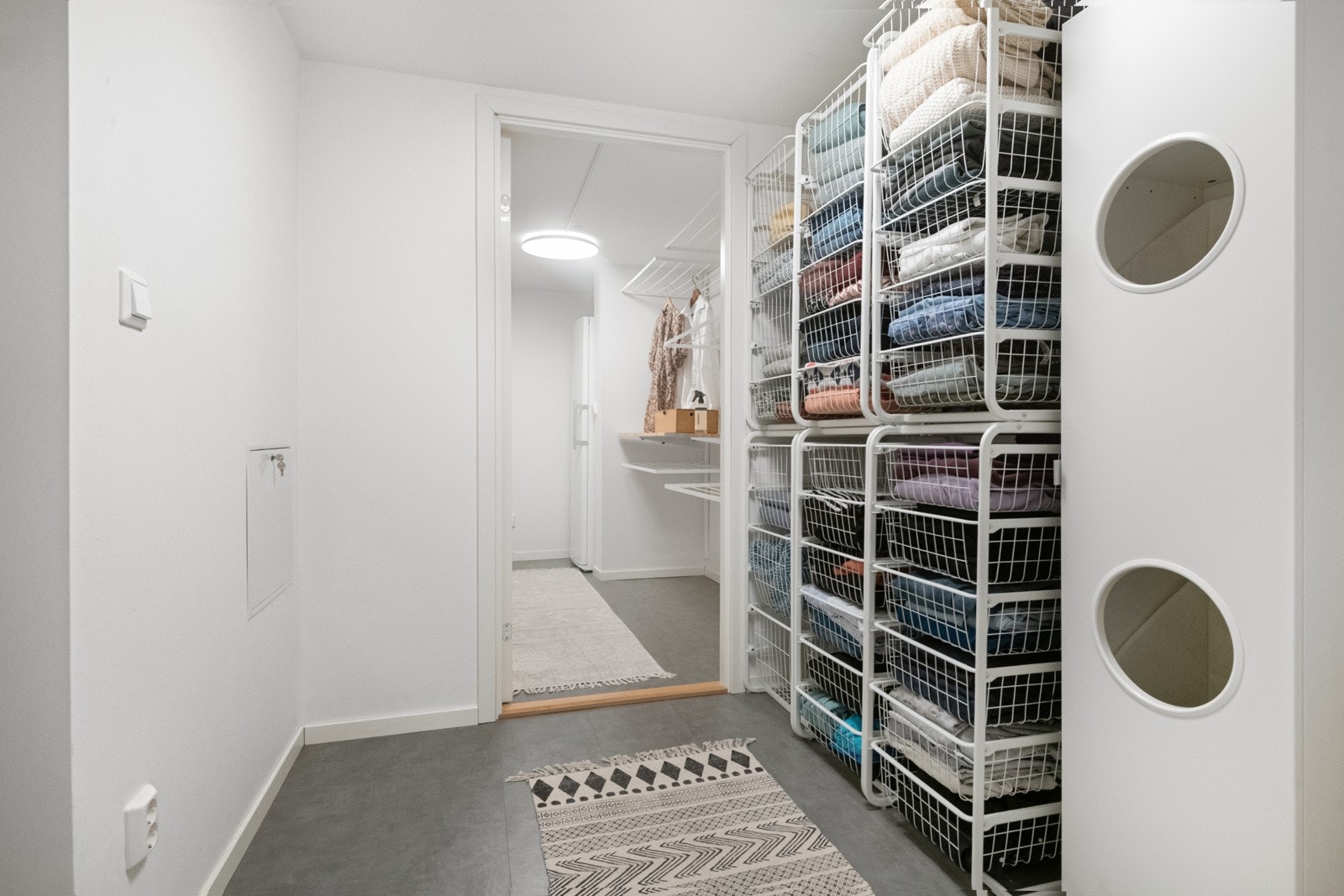 Badet har egen dør inn til praktisk omkledningsrom og tørkerom Galleribilde