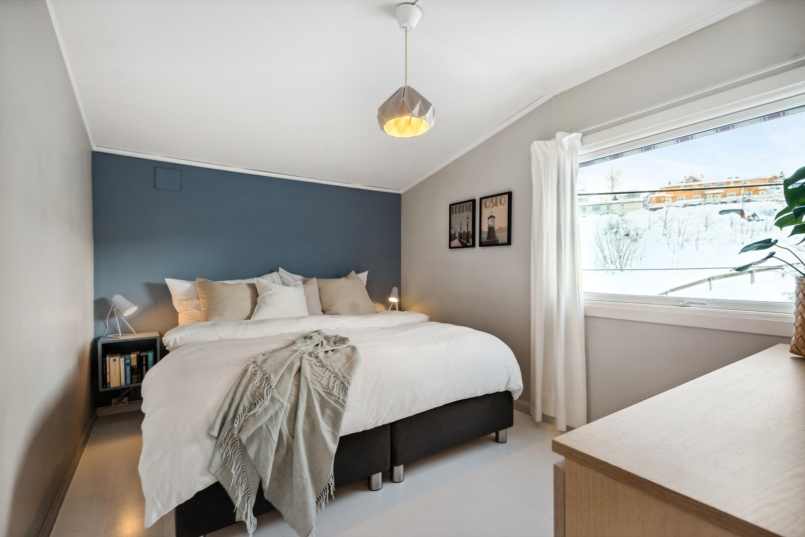 Soverom med god plass til dobbeltseng og tilhørende nattbord. Galleribilde