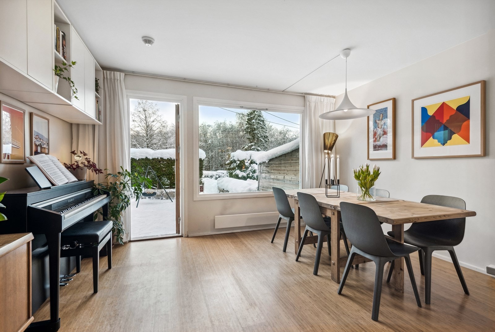 Store vinduer som slipper inn godt med naturlig lys. Galleribilde