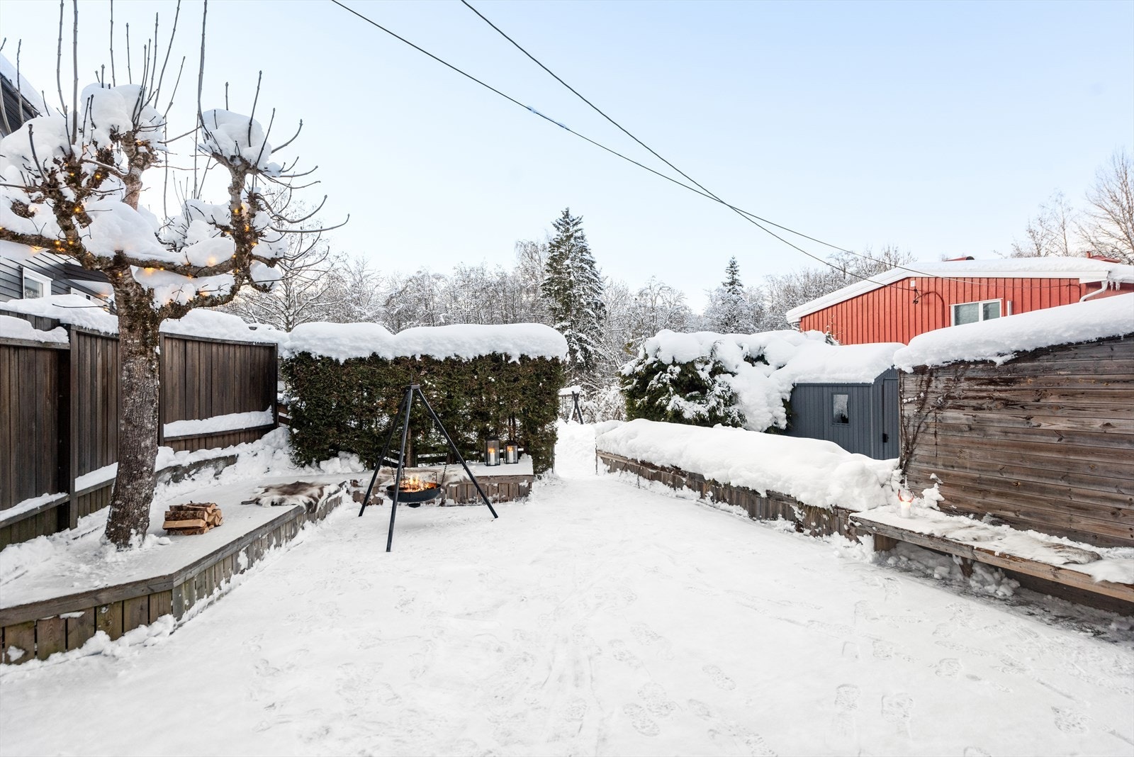 Terrasse og blomsterkasse ble montert i 2019. Det er videre adkomst ut til felles lekeplass. Galleribilde