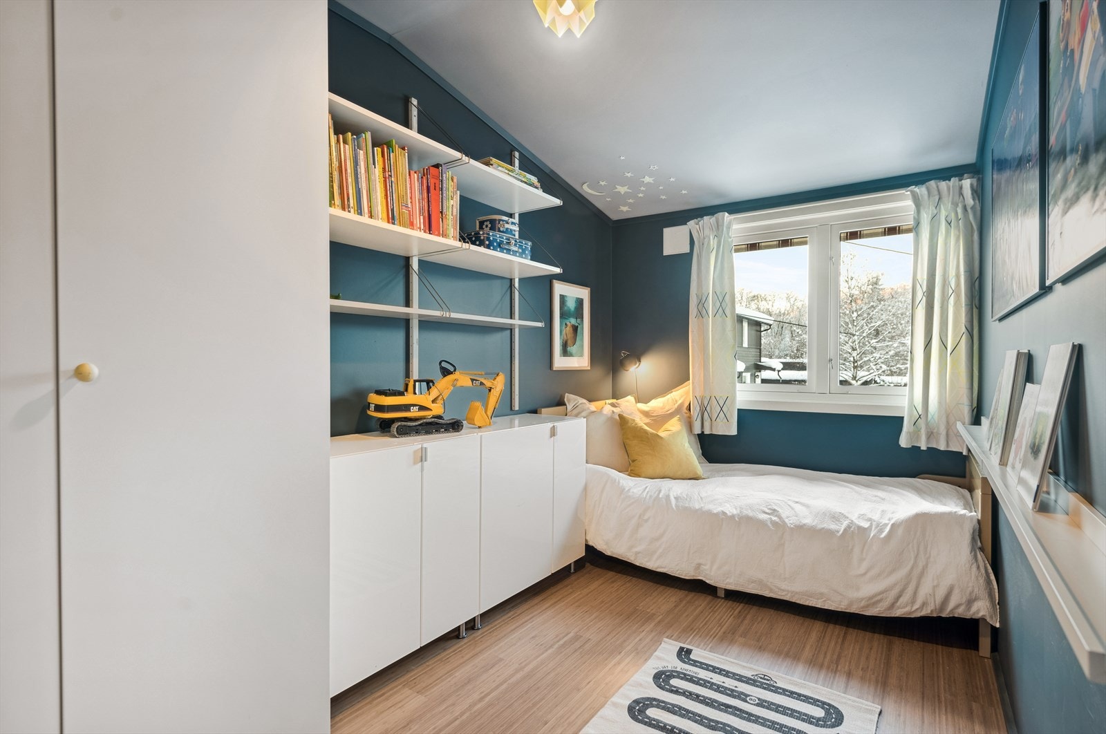 Soverom 2 med god plass til seng og medfølgende garderobe. Galleribilde