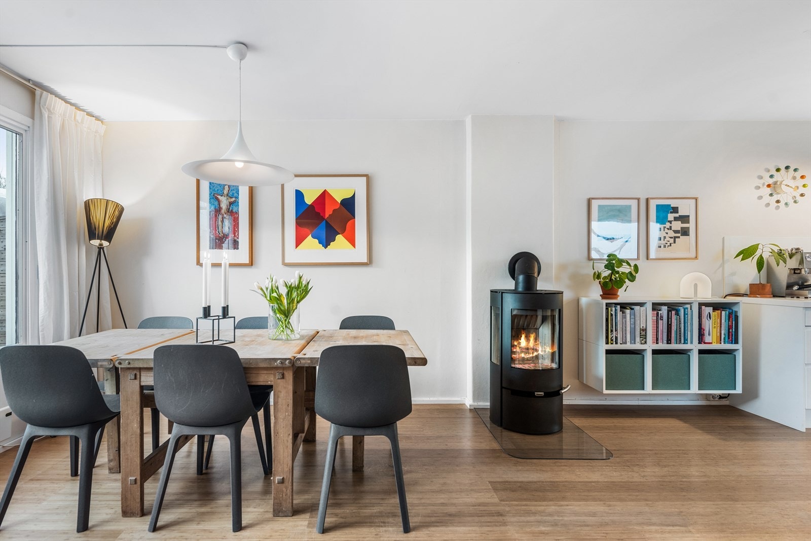 Flott parkett, vegger malt i lyse farger, store vindusflater og en moderne peis sørger for en hyggelig atmosfære i rommet. Galleribilde