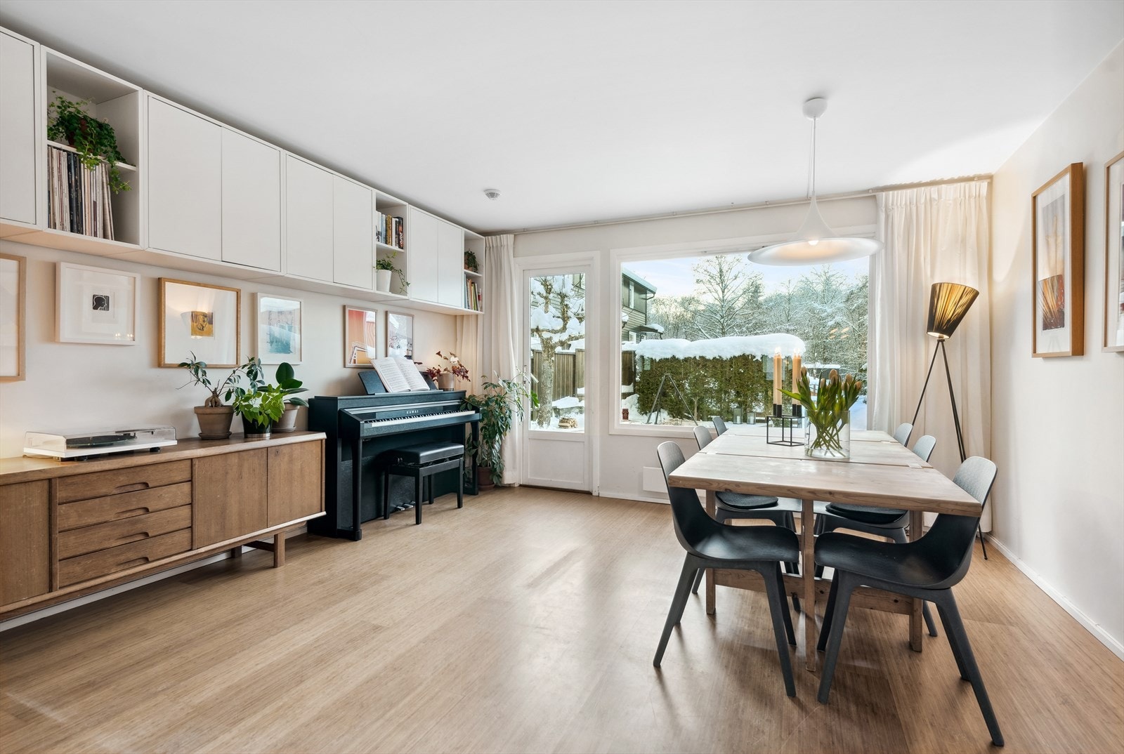 Lys og romslig stue med utgang til stor terrasseplatting. Galleribilde