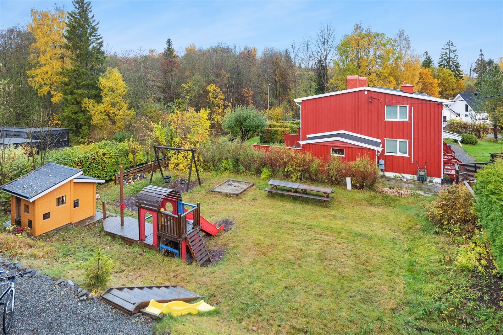 Alle boenheter i rekkehusene er sameiere og eier en ideell del (1/40) av sameiets fellesarealer. Galleribilde