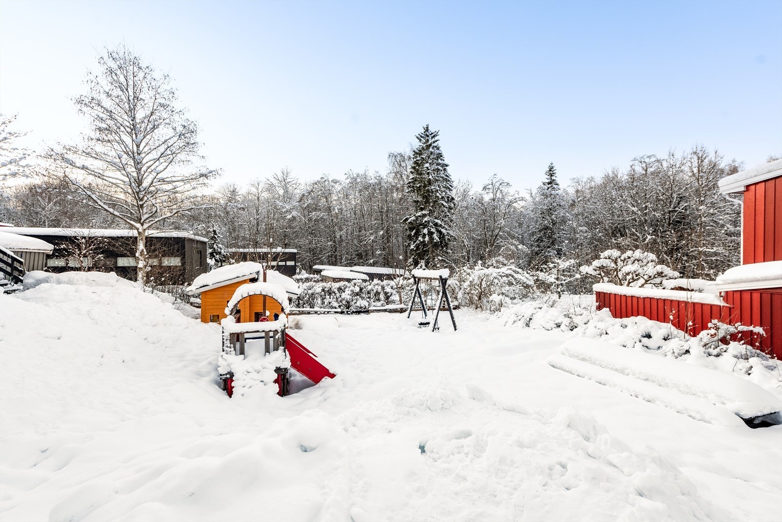 Fra hagen er det adkomst rett ut til felles lekeplass. Galleribilde