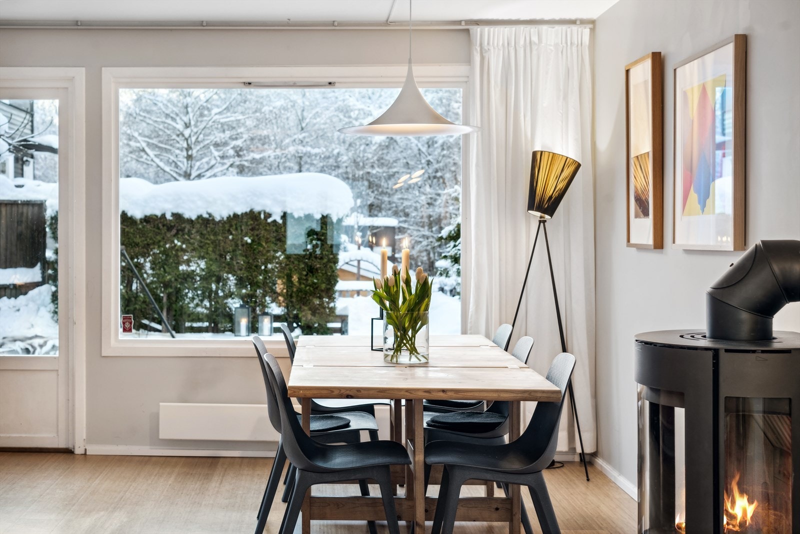 Moderne peisovn som varmer godt på kjølige vinterdager. Galleribilde