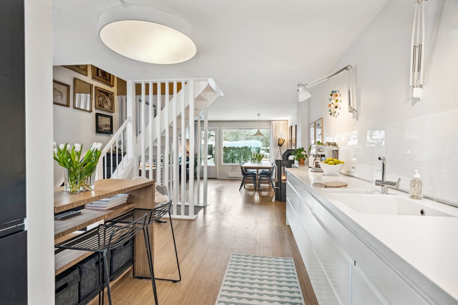 Eksklusiv kompositt benkeplate med integrert vask. Galleribilde