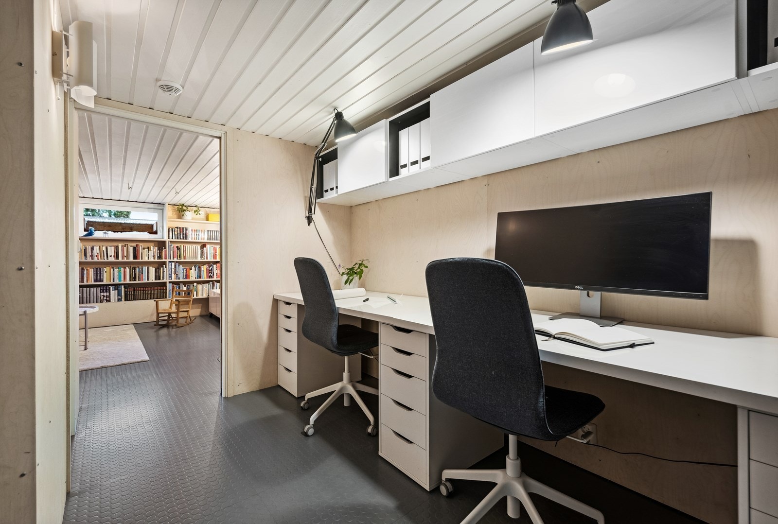 Mellomgangen er i dag innredet med praktisk kontorløsning Galleribilde