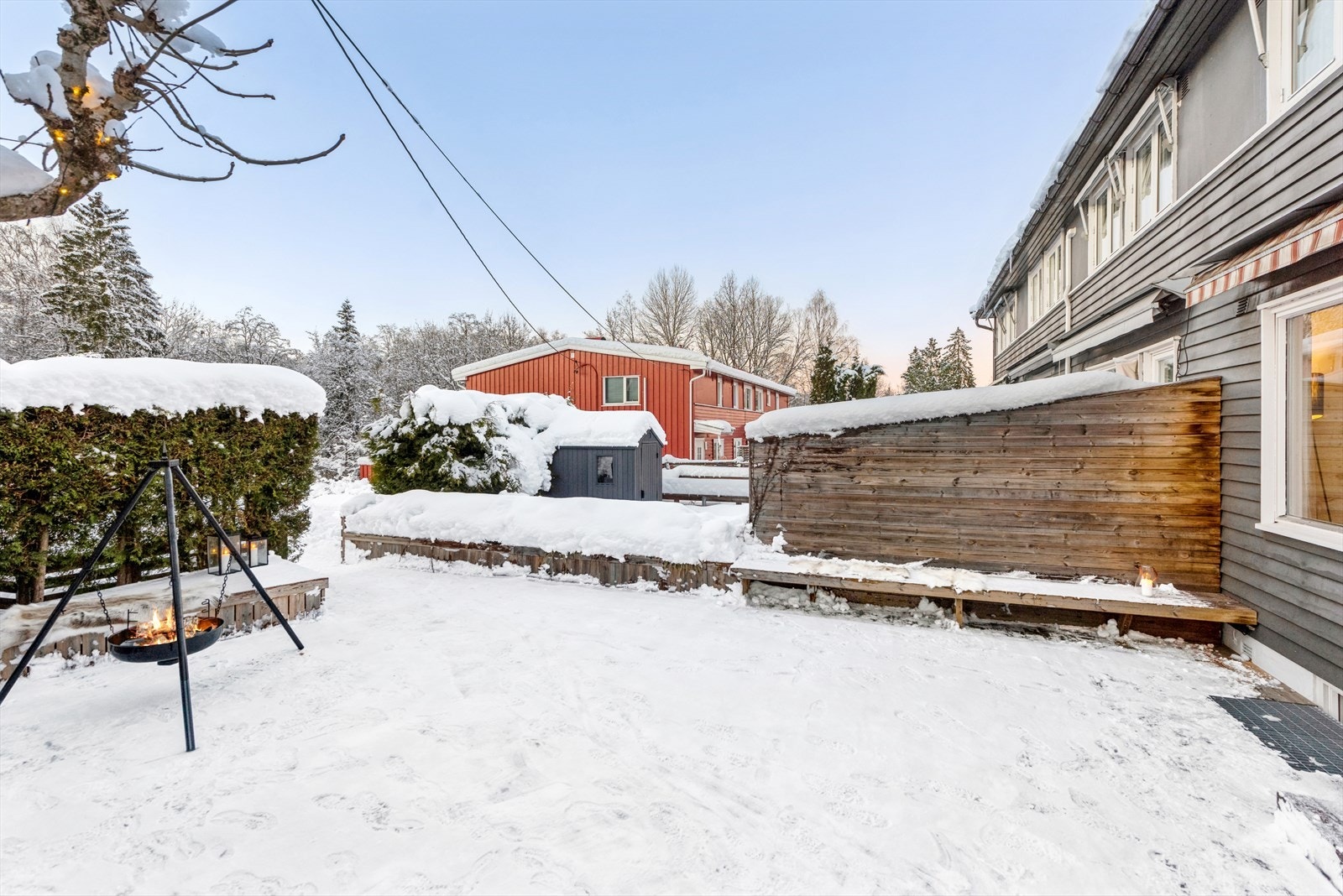 Fra stuen er det utgang til terrasseplatting og blomsterkasse. Galleribilde