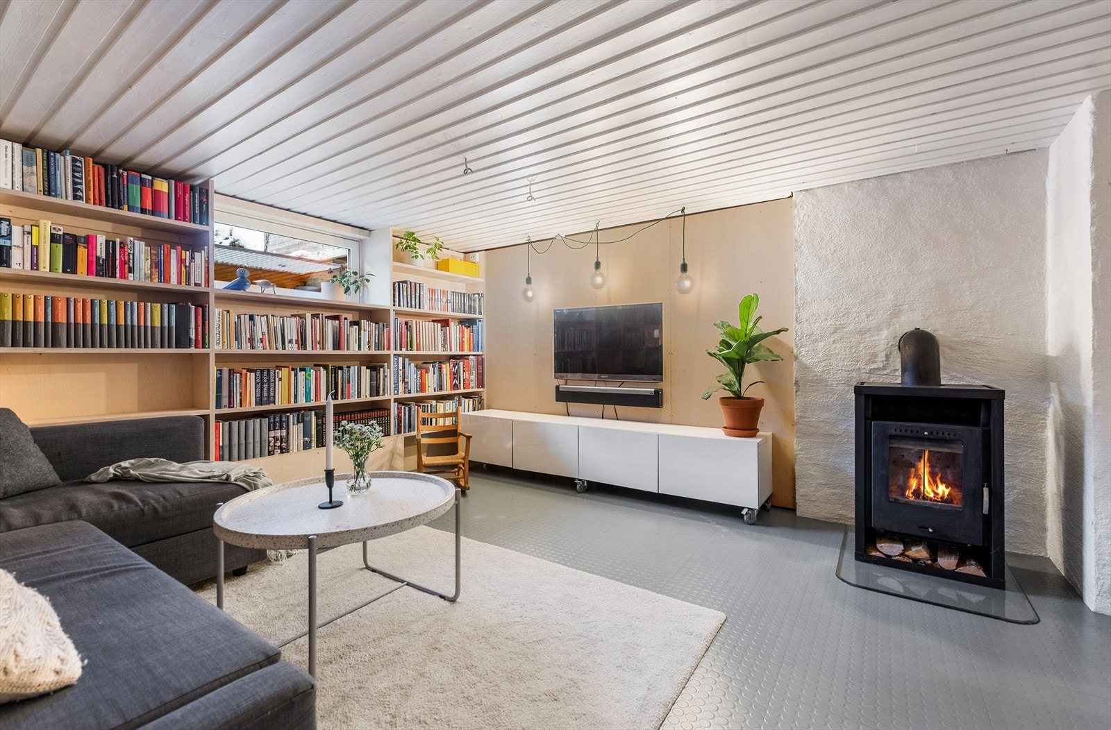 Kjelleren er romslig med peis og god plass til ønsket møblement. Galleribilde