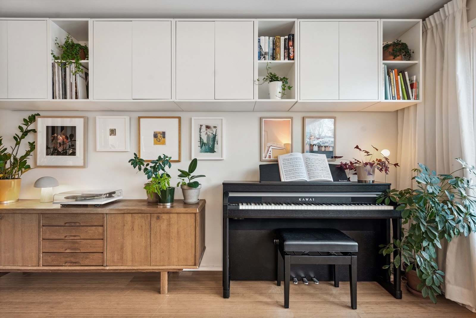 Stuen er romslig med mulighet for flere møbleringsalternativer. Galleribilde