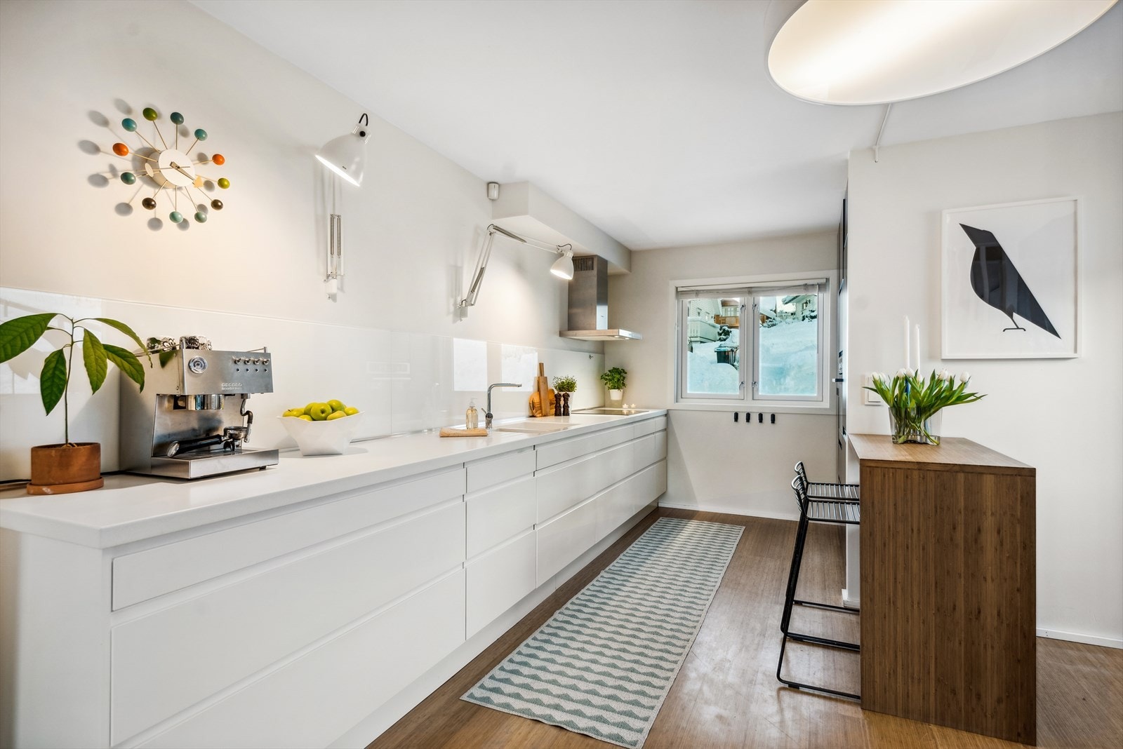 Boligens lekre kjøkken er godt utstyrt med mye oppbevarings- og benkeplass. Galleribilde