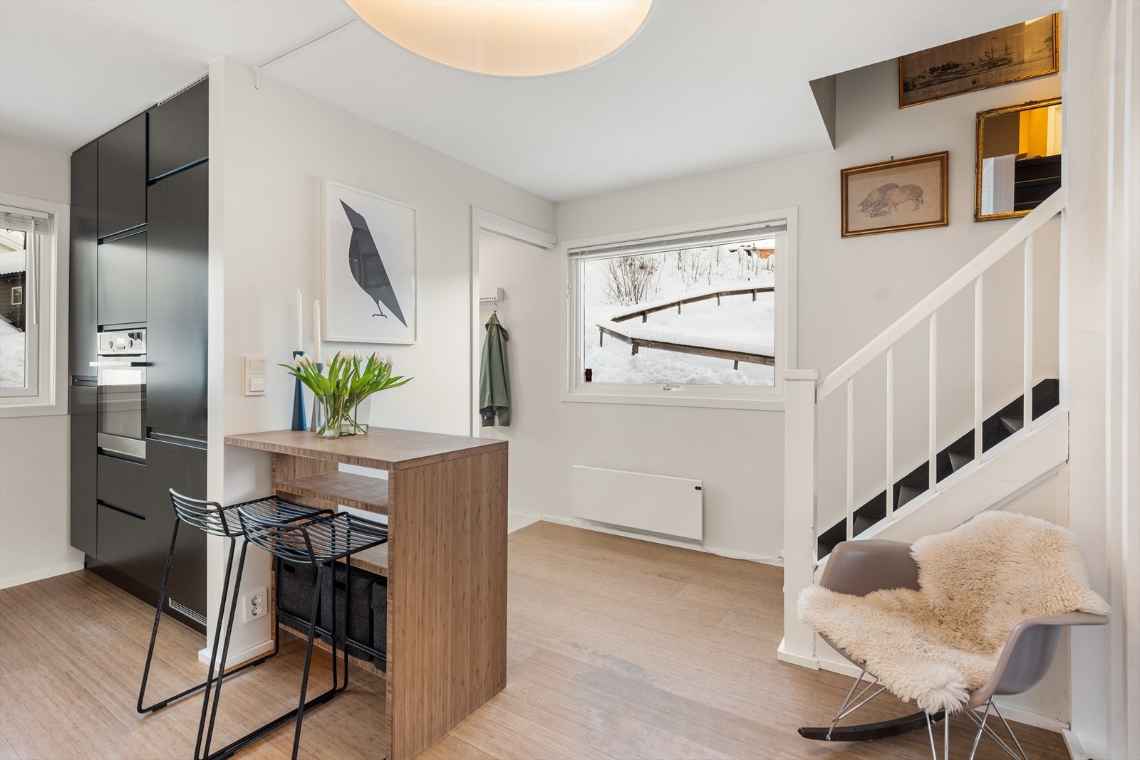 Kjøkkenet er utstyrt med integrerte hvitevarer som medfølger; integrert induksjon platetopp, stekeovn, kjøleskap og oppvaskmaskin. Galleribilde